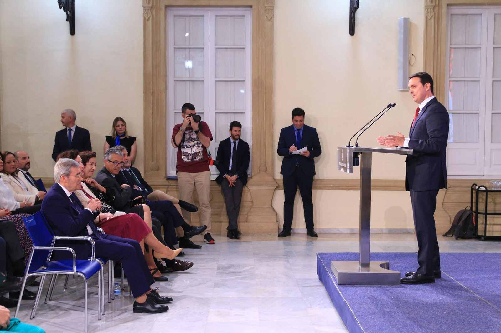 La diputación impone el Escudo de la Provincia a Pedro Caparrós