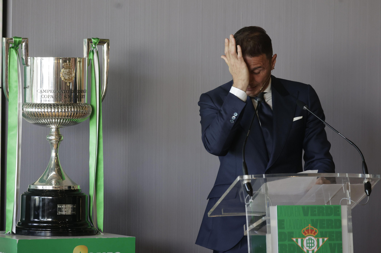Joaquín se limpia las lágrimas en un momento de su discurso.