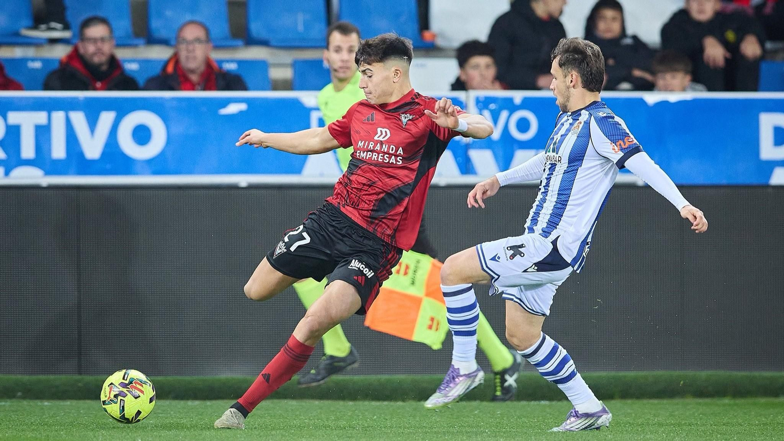 Toni Tamarit golpea el balón en un partido del Mirandés.