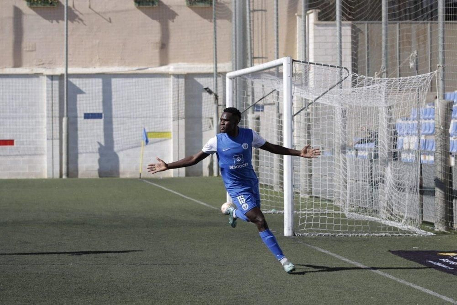 Destiny celebra un gol con El Palo FC