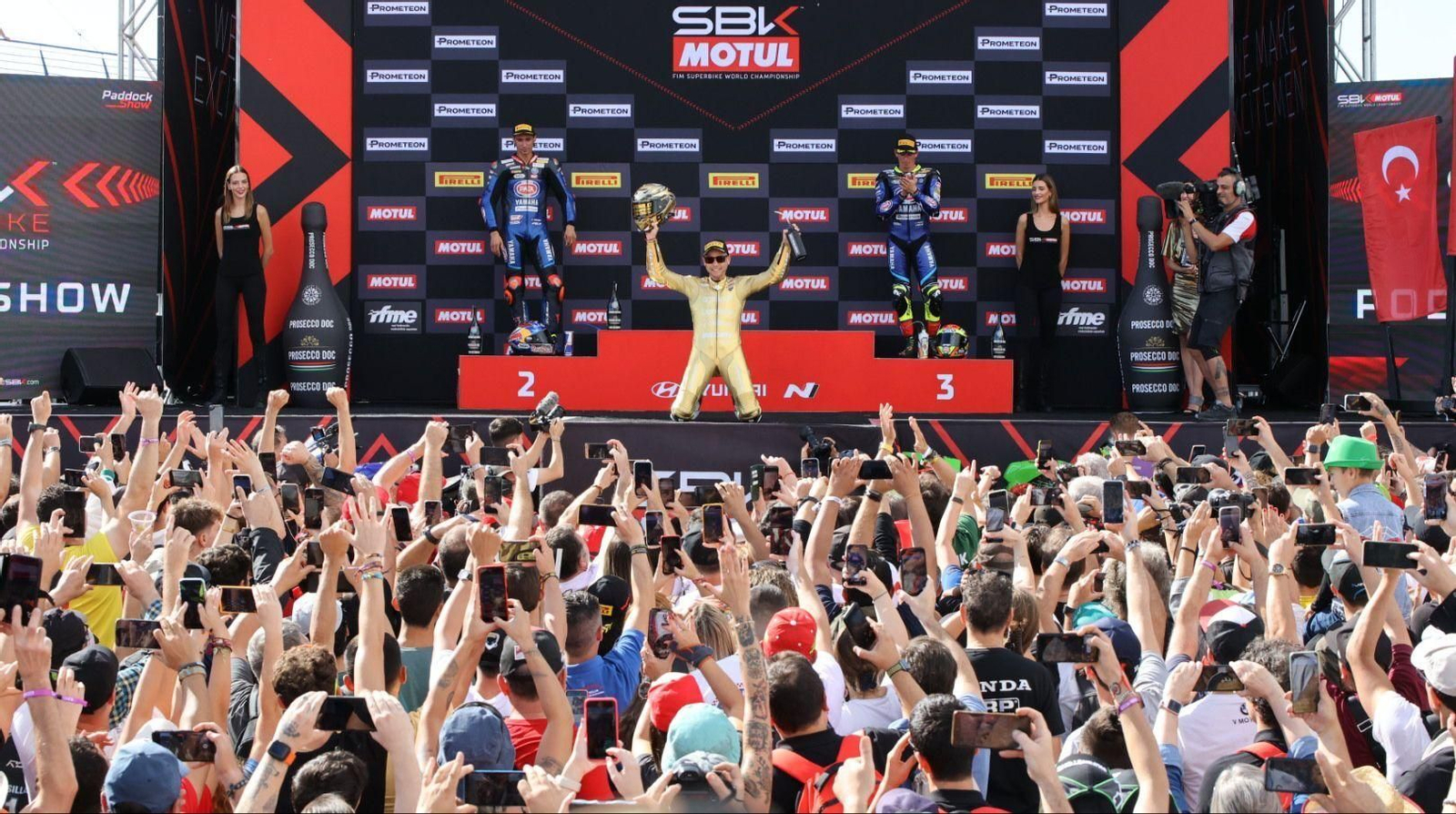 Álvaro Bautista, arrodillado ante un paddock atestado de aficionados. Álvaro Bautista, arrodillado ante un paddock atestado de aficionados.