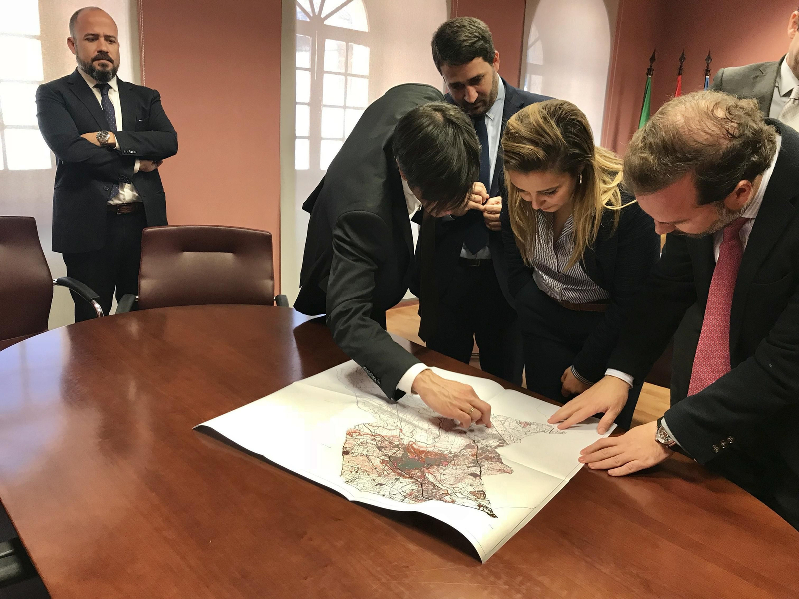 Un momento de la reunión de trabajo entre responsables de la empresa y la alcaldesa, Ana Isabel Jiménez.