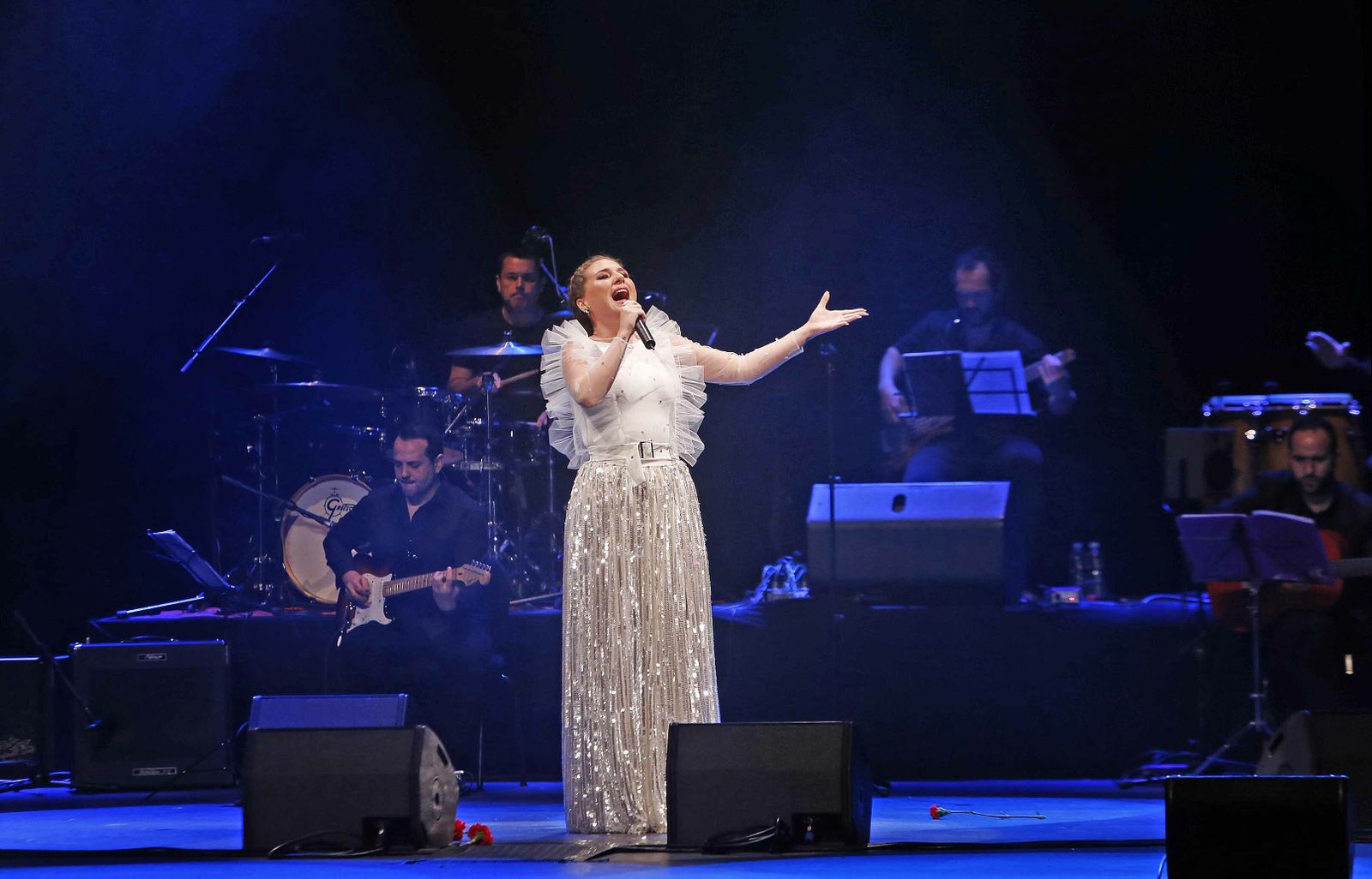 LAURA GALLEGO EN EL VILLAMARTA. Este sábado 16 de noviembre a las 20.30 horas subirá al escenario del Villamarta la artista Laura Gallego. Ofrecerá un concierto presentando su espectáculo y disco 'Sin Fronteras', un tributo a sus 10 años en el mundo de la música.