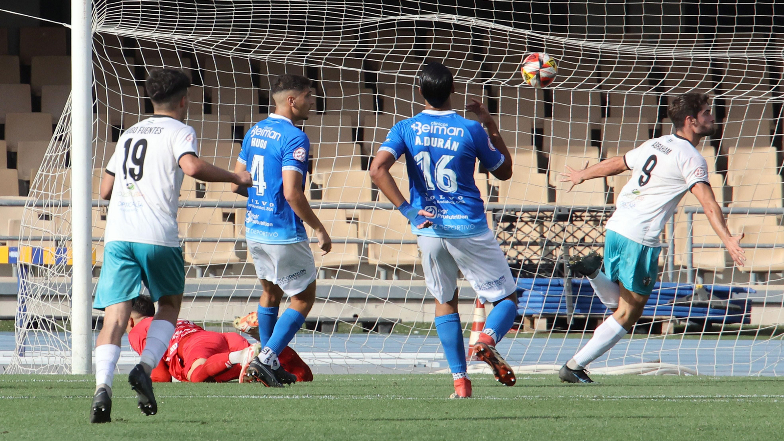 Abraham celebra su gol al Xerez DFC en Chapín en el partido de vuelta de la primera eliminatoria del play-off de ascenso.