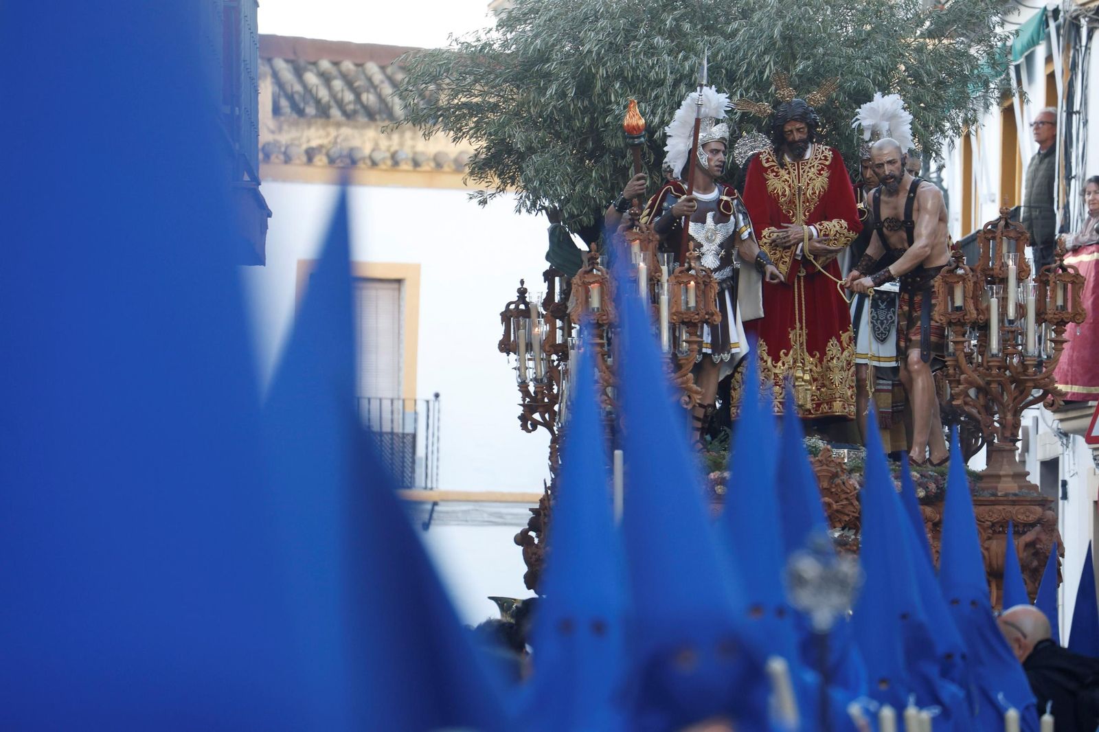 La procesión del Prendimiento en este Martes Santo de Córdoba, en imágenes