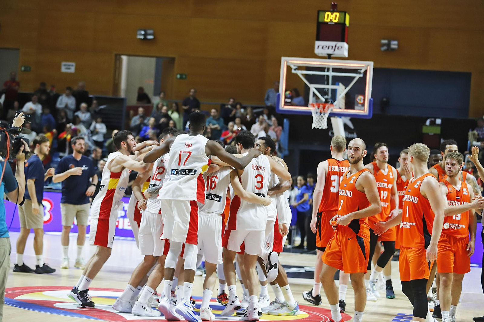 Imágenes de la celebración de la selección Española de baloncesto por certificar su pase con una victoria ante Paises Bajos Imágenes de la celebración de la selección Española de baloncesto por certificar su pase con una victoria ante Paises Bajos