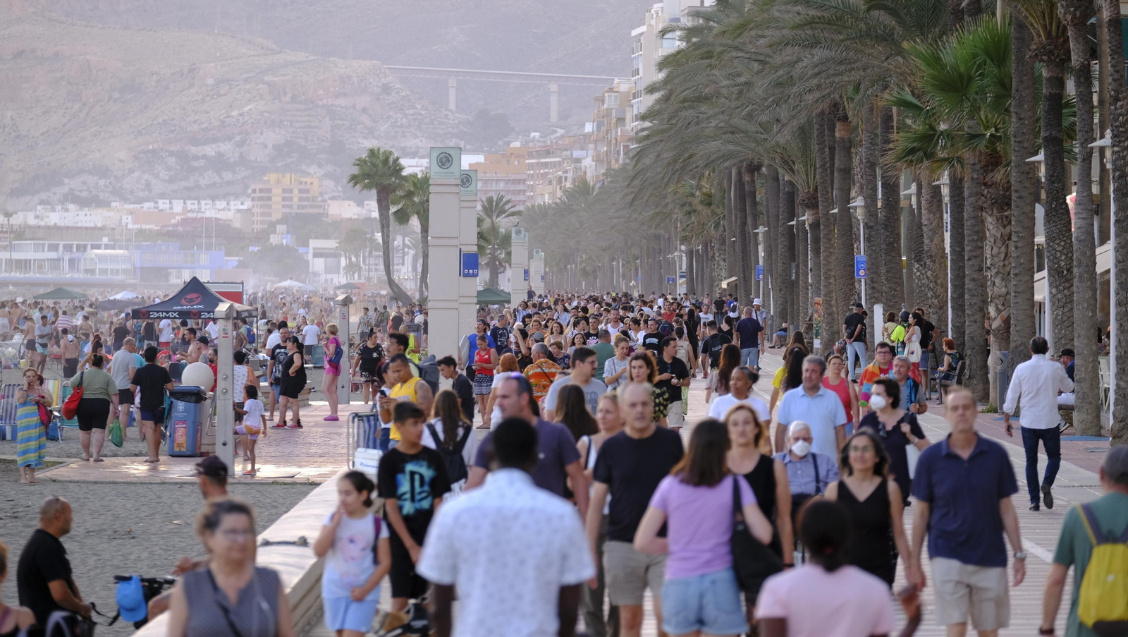 Imágenes de las hogueras de la Noche de San Juan en Almería capital