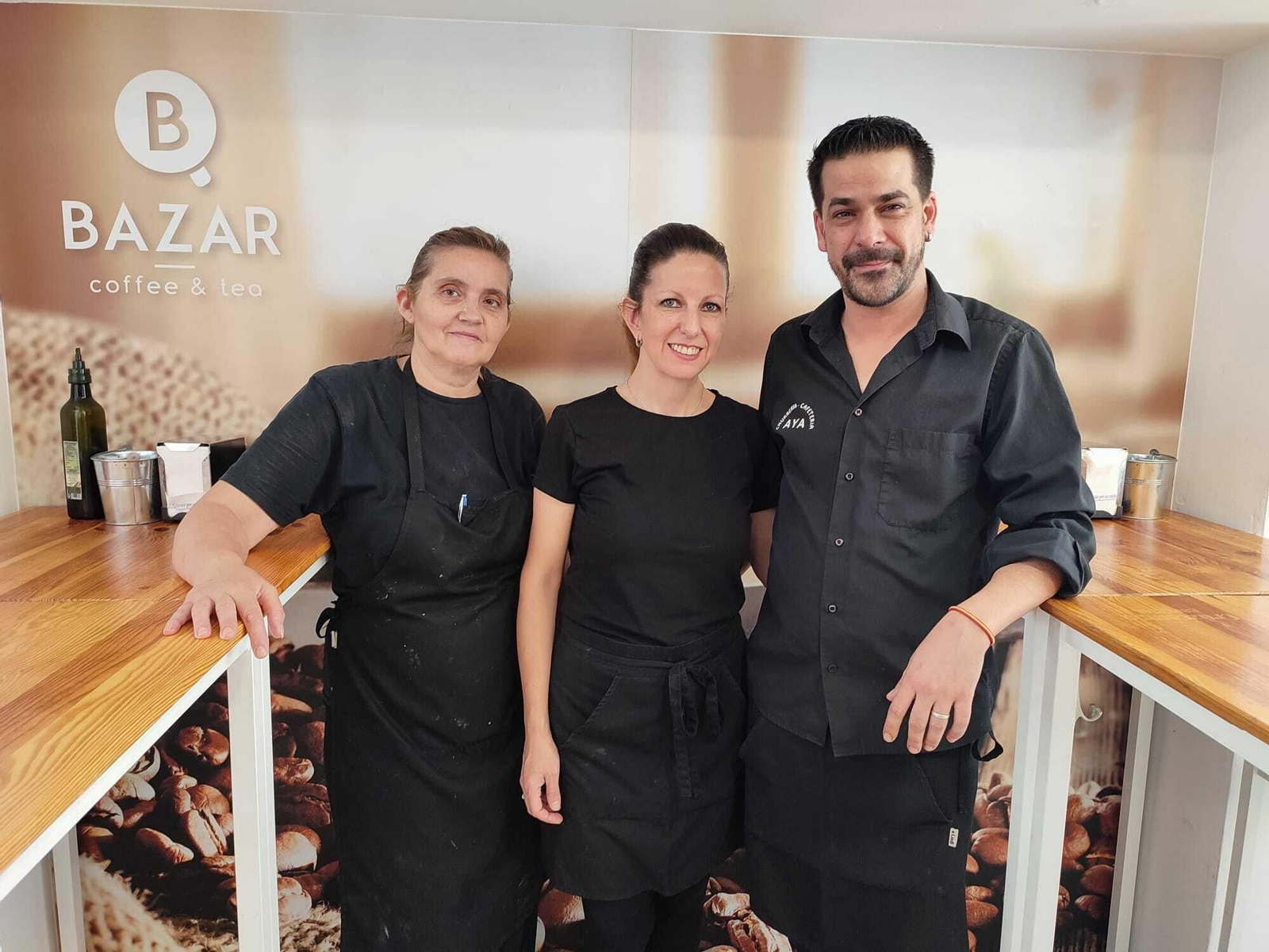 Jonathan de la O Vílchez, junto a su esposa Carolina López y la cocinera Ana.