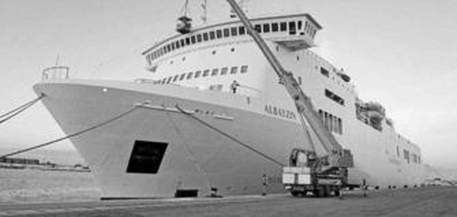 El ferry 'Albayzin' durante su escala en el puerto gaditano del que zarpa en la jornada de hoy.