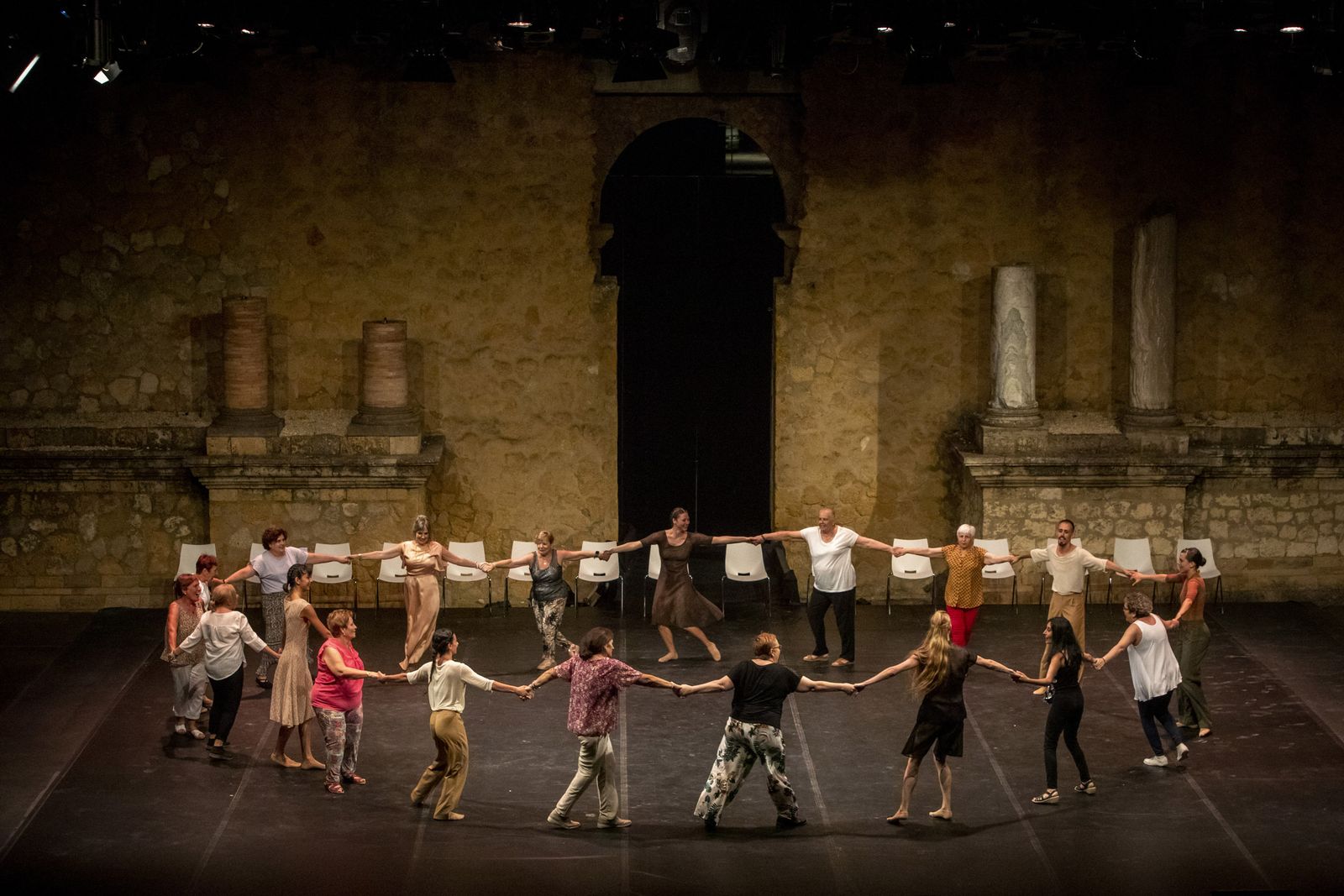 Los bailarines y las mujeres del taller de danza de Santiponce se unieron en varias ocasiones en el escenario del Teatro Romano