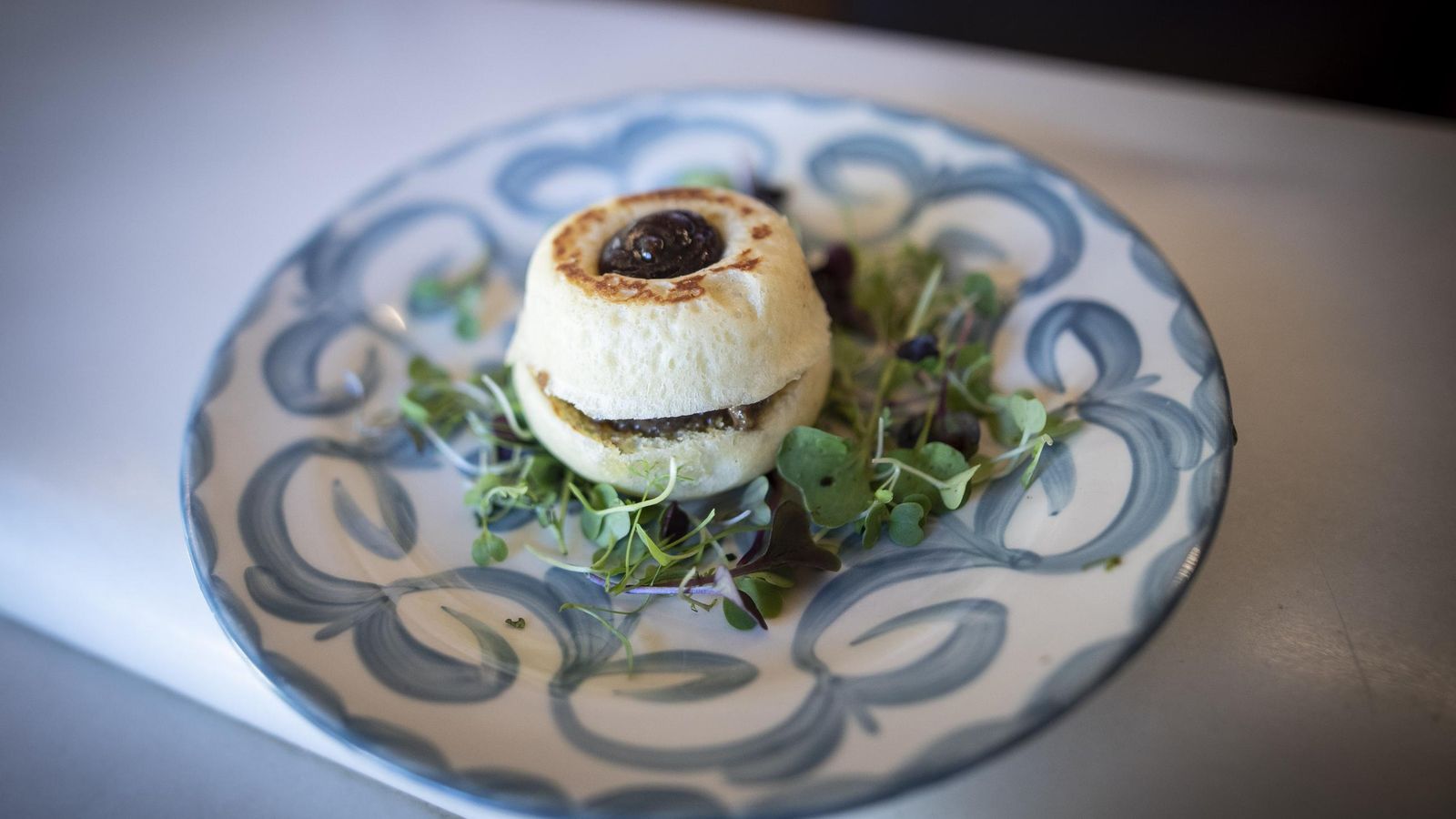 Imagen del brioche de mollejas de cordero, tapa que representa a Mítico bar.