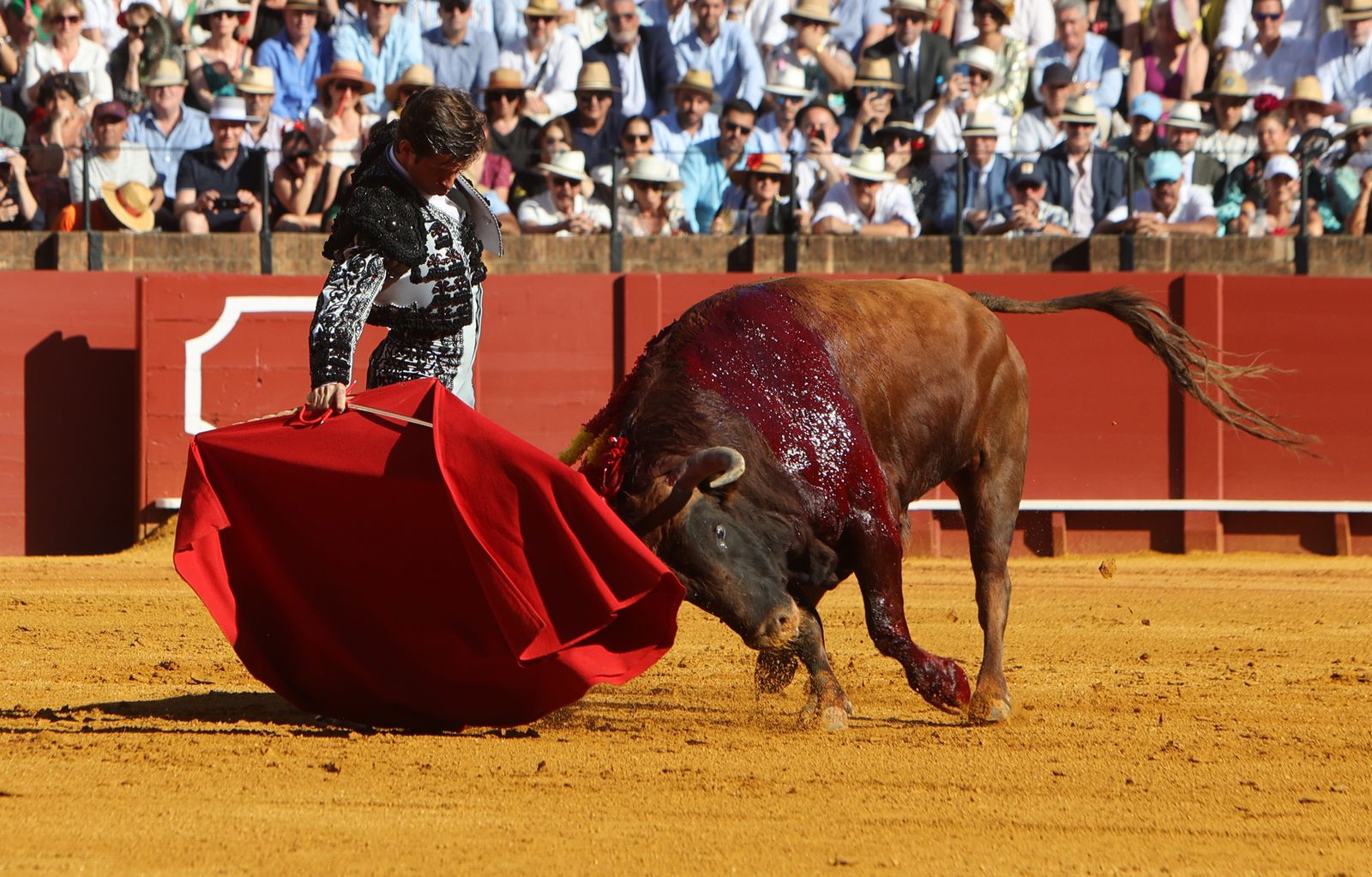 Imágenes de la corrida de toros en la Feria de Sevilla 2023 con El Juli, Alejandro Talavante y Tomás Rufo