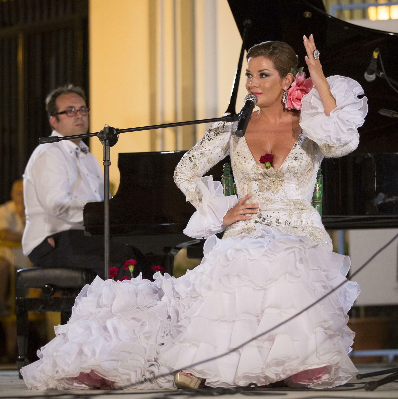 Erika Leiva, impecablemente vestida de blanco durante una actuación