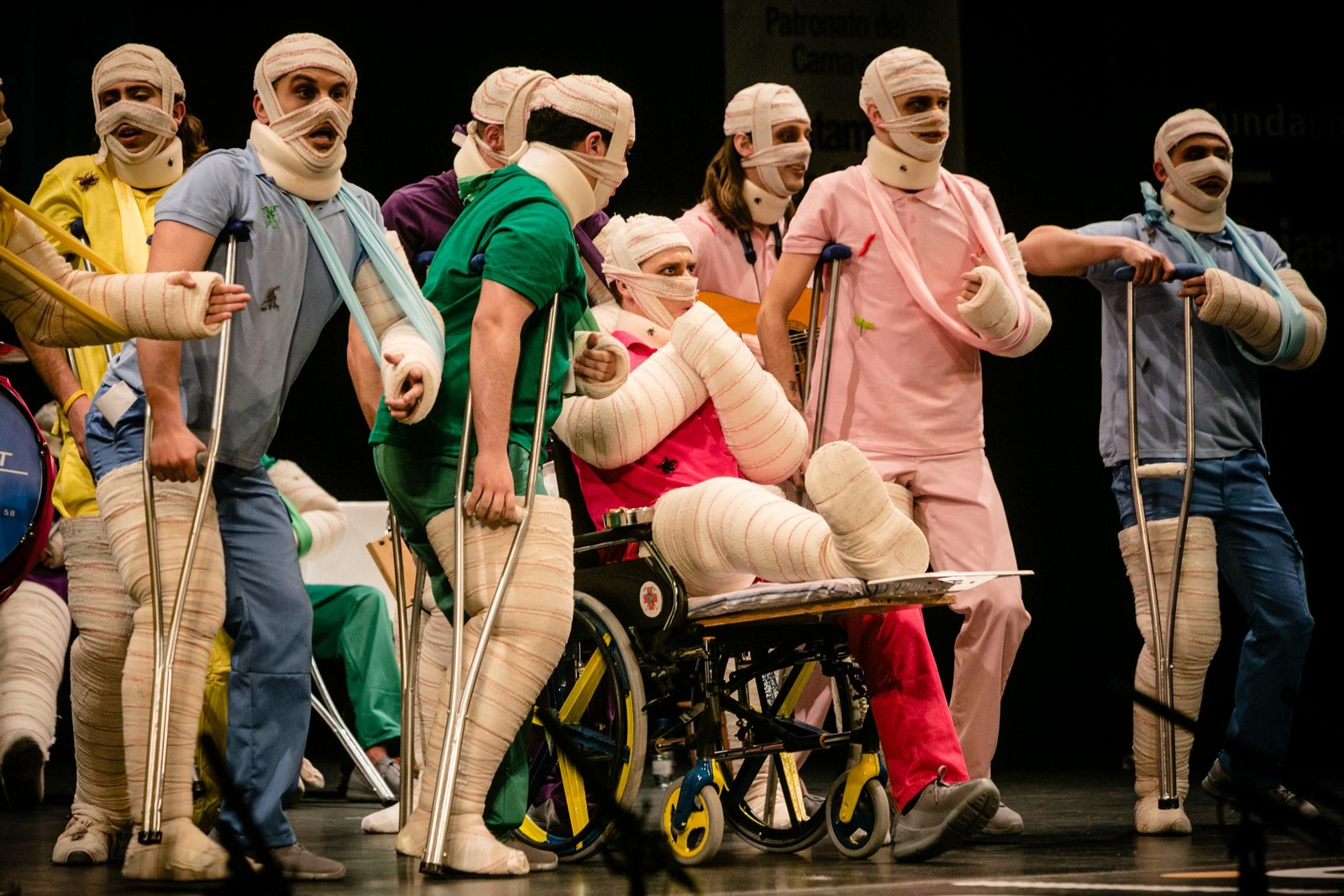 La chirigota "Las momias de güete pa guá en la mutua" durante su actuación.