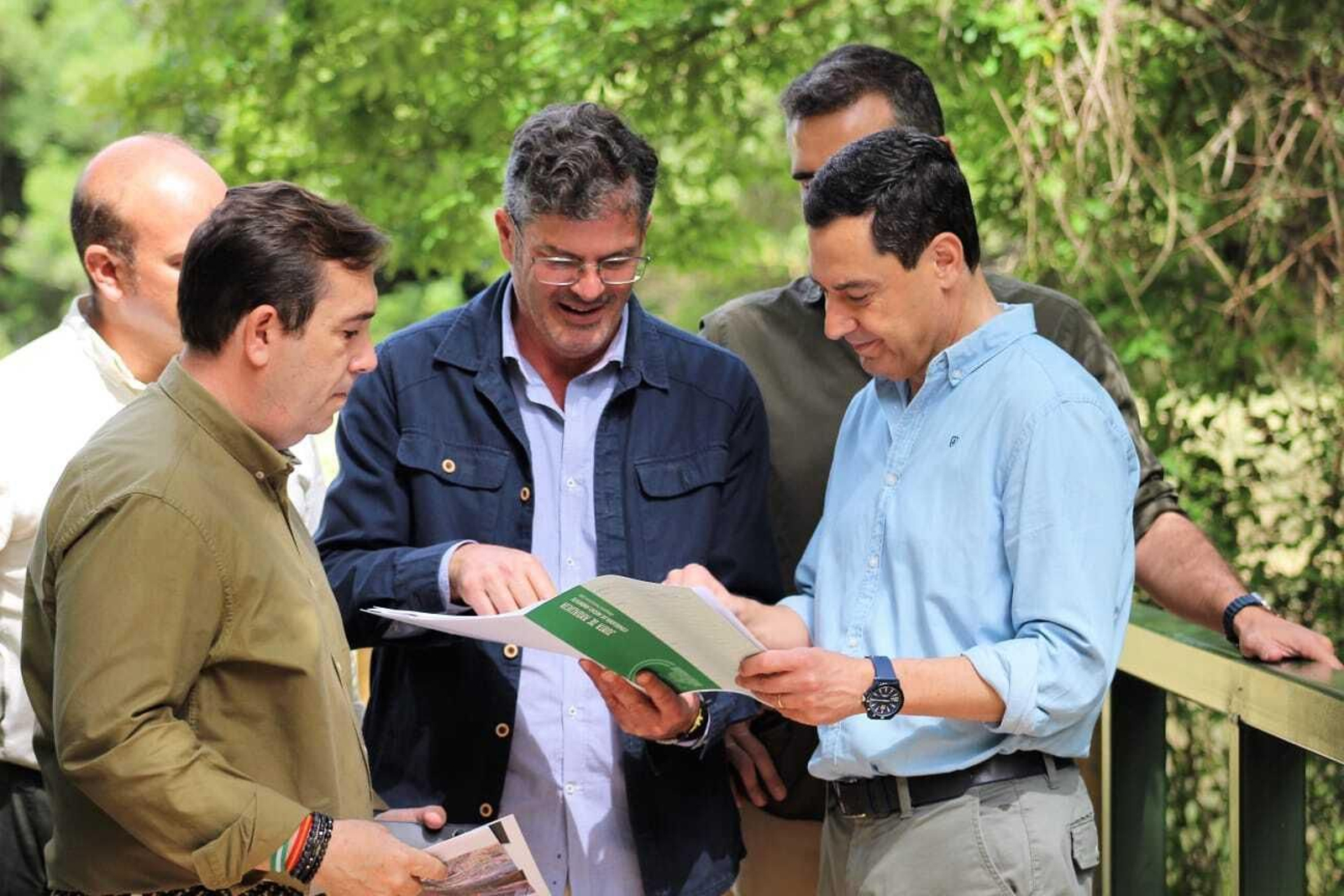 Juanma Moreno en el sendero del río Majaceite