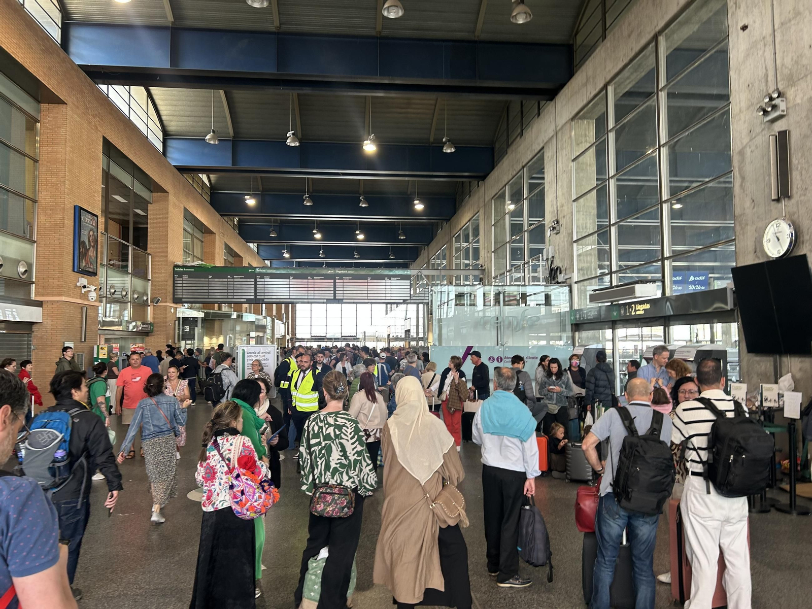 Las imágenes de la estación de trenes de Córdoba con cientos de personas atrapadas tras el apagón