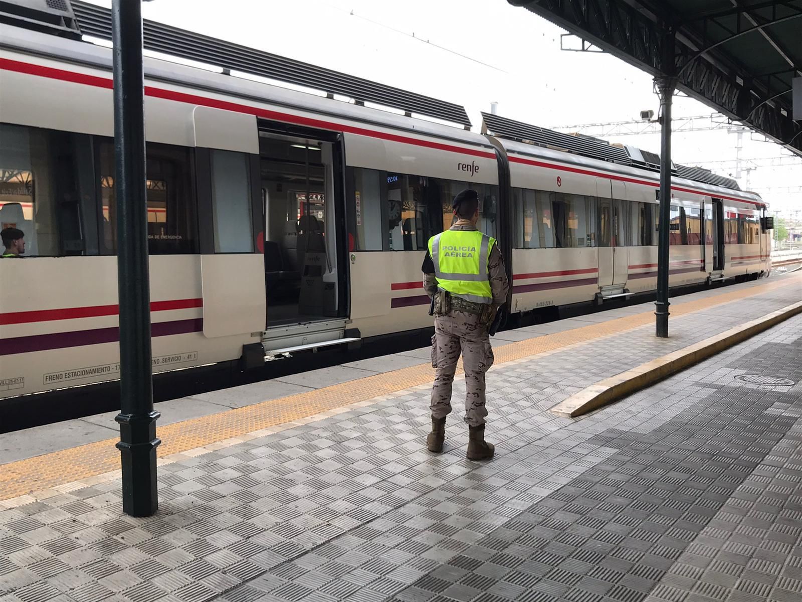 Militares en la estación de cercanías de Utrera.