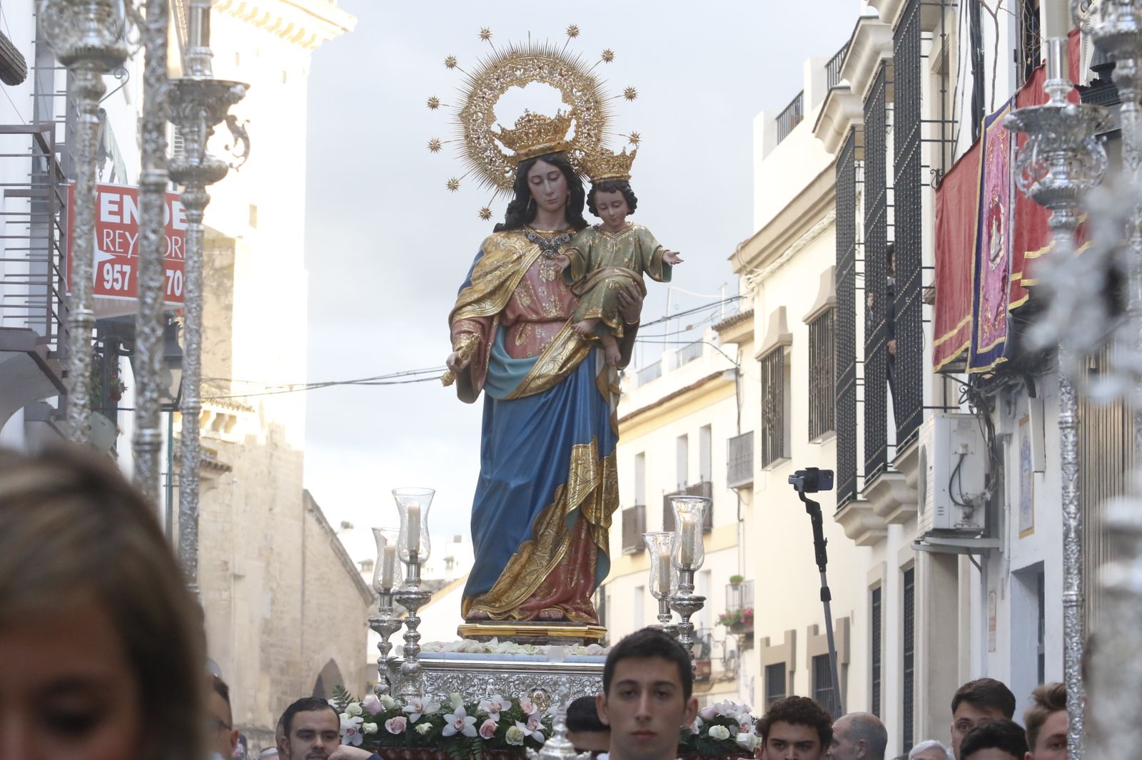 El traslado de María Auxiliadora de Córdoba tras su restauración, en imágenes