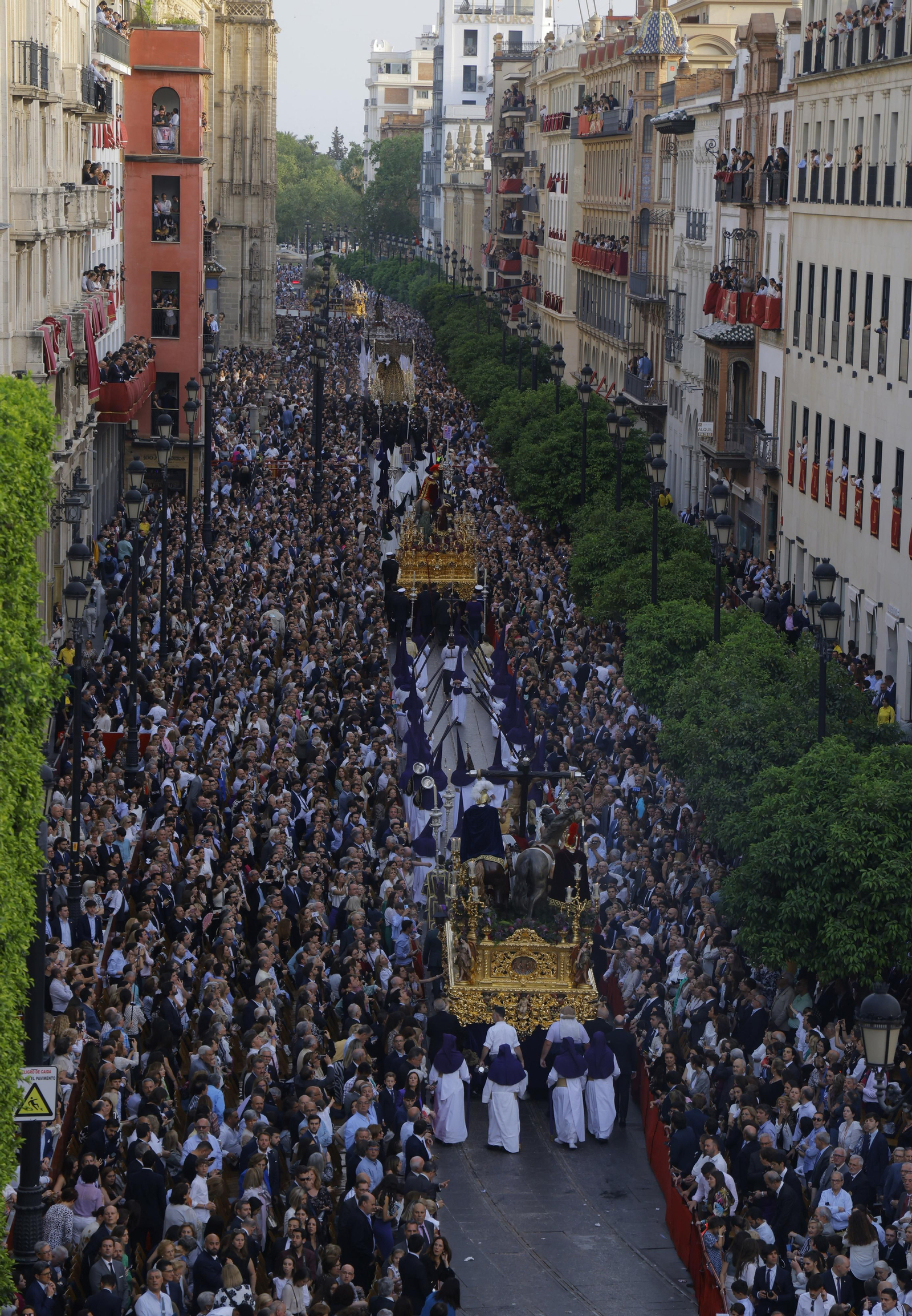 Las imágenes del Santo Entierro Grande, a su paso por la Plaza de San Francisco, en la Semana Santa de Sevilla 2023