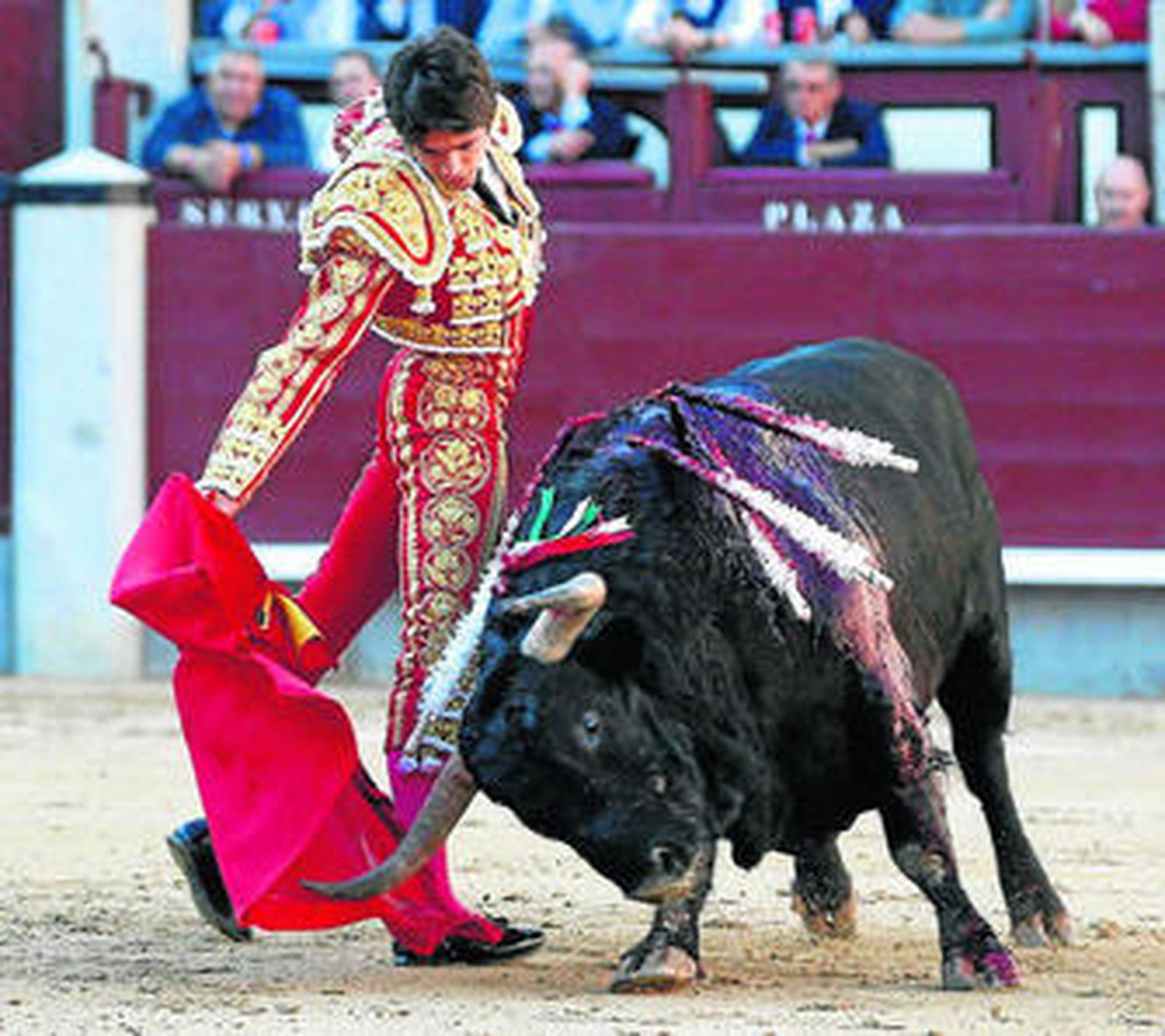 El diestro francés Sebastián Castella, en un derechazo a su primer toro, el garbanzo negro de su lote.