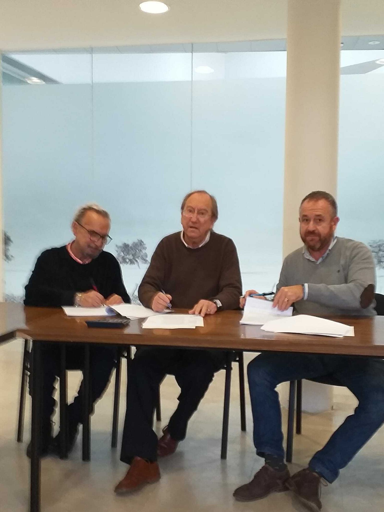 Manuel Barea (CCOO), Manuel García Mata (Asaja-Cádiz) y Antonio Montoro (UGT FICA), durante la firma del convenio.