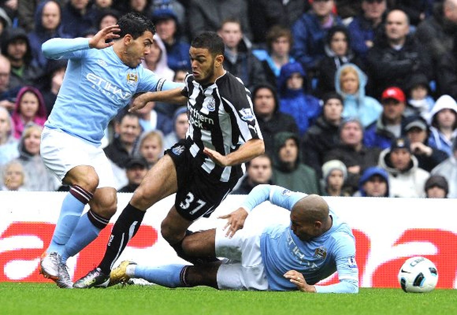 De Jong, apartado de Holanda por partirle la pierna a Ben Arfa