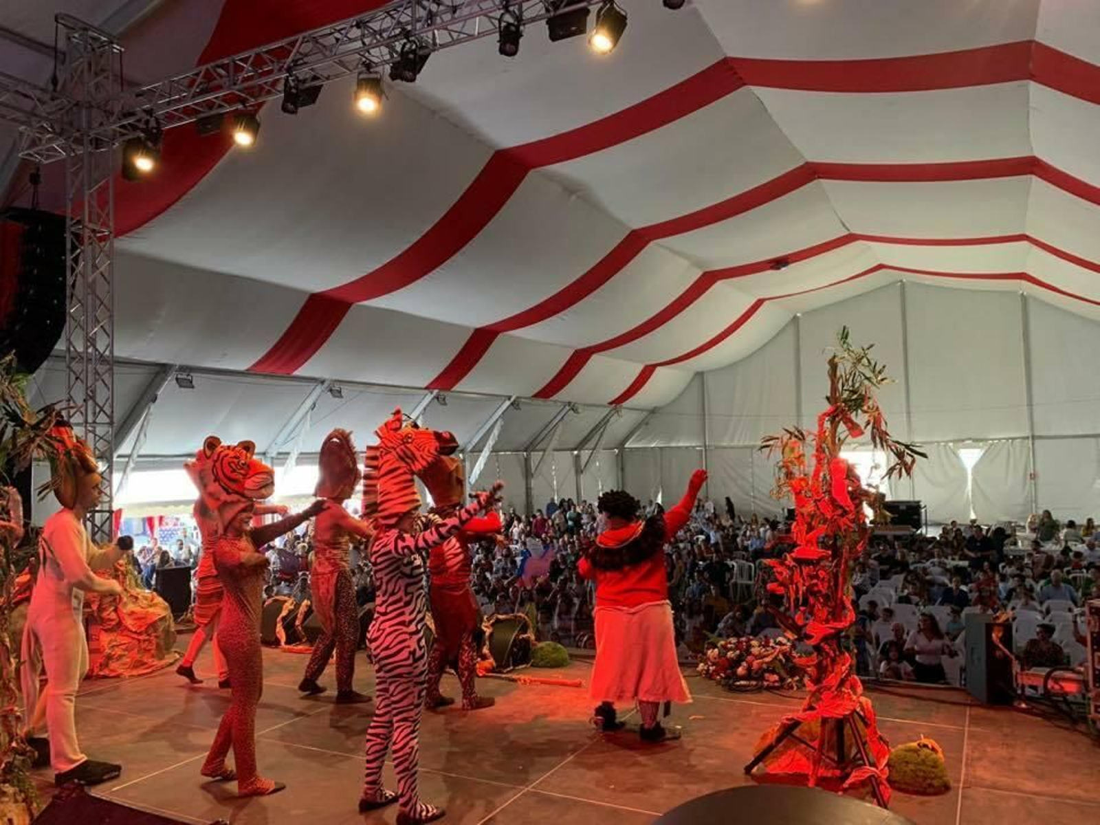 El musical del Rey León llenó de luz, música y baile la caseta municipal.
