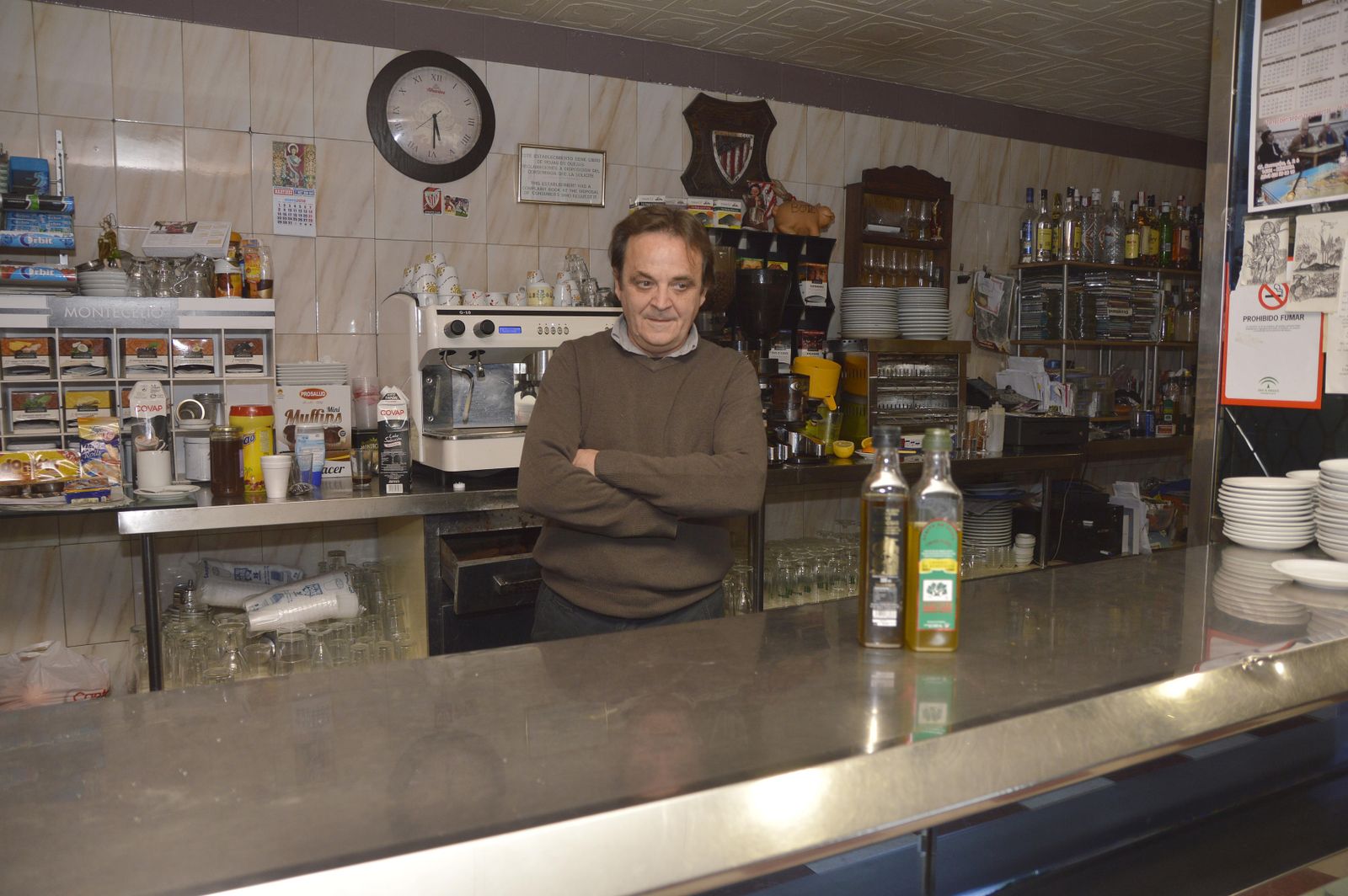 Ángel Jiménez, en el interior de su local en la Plaza Colón, número 27.