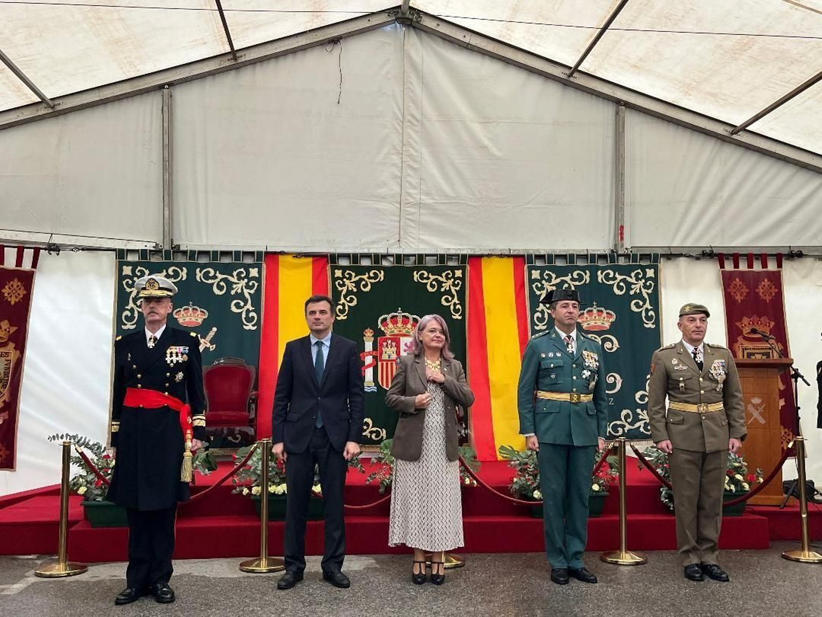 El alcalde de Cádiz Bruno García, la subdelegada del Gobierno en Cádiz  Blanca Flores y el coronel jefe Luis Martín Velasco durante el acto.