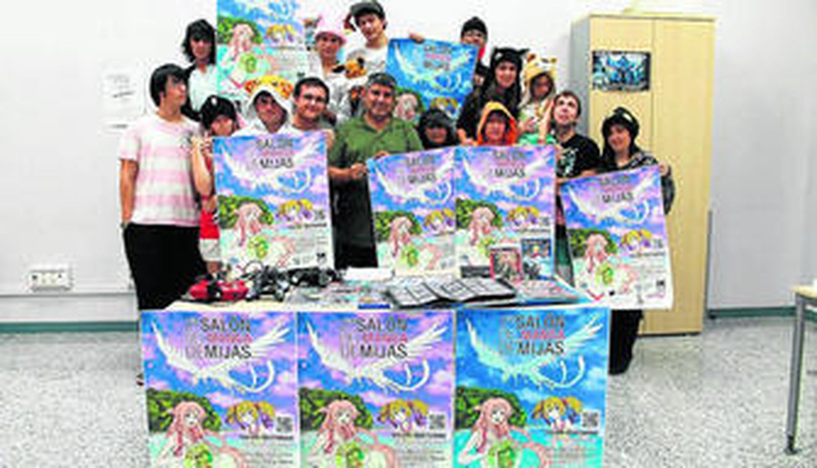 El edil Manuel Navarro junto a miembros de Mibu, ayer durante la presentación del Salón.