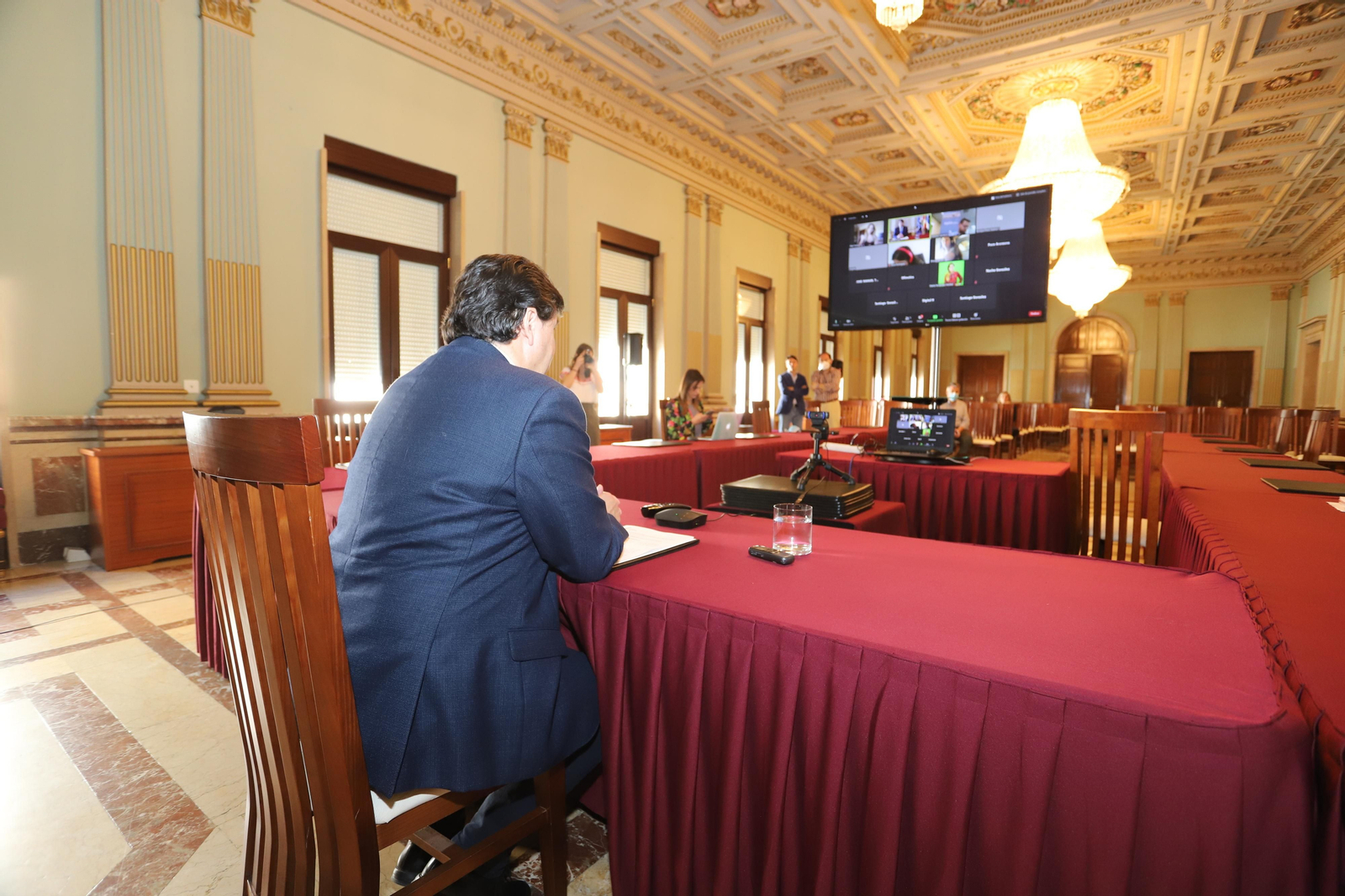 Imágenes de la primera rueda de prensa telemática del alcalde de Huelva Gabriel Cruz