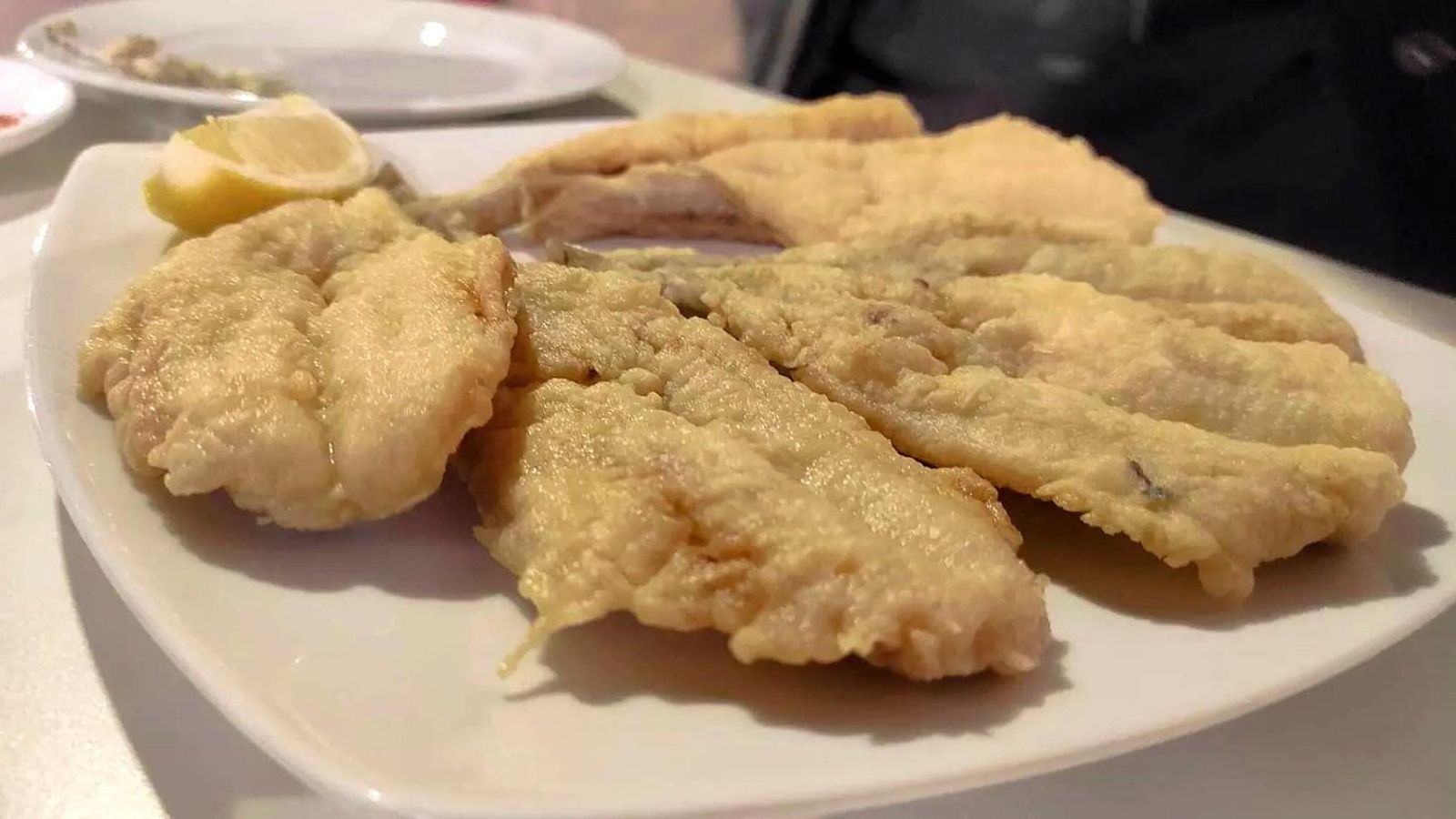 El irresistible pescaíto frito de Taberna Los Faroles.
