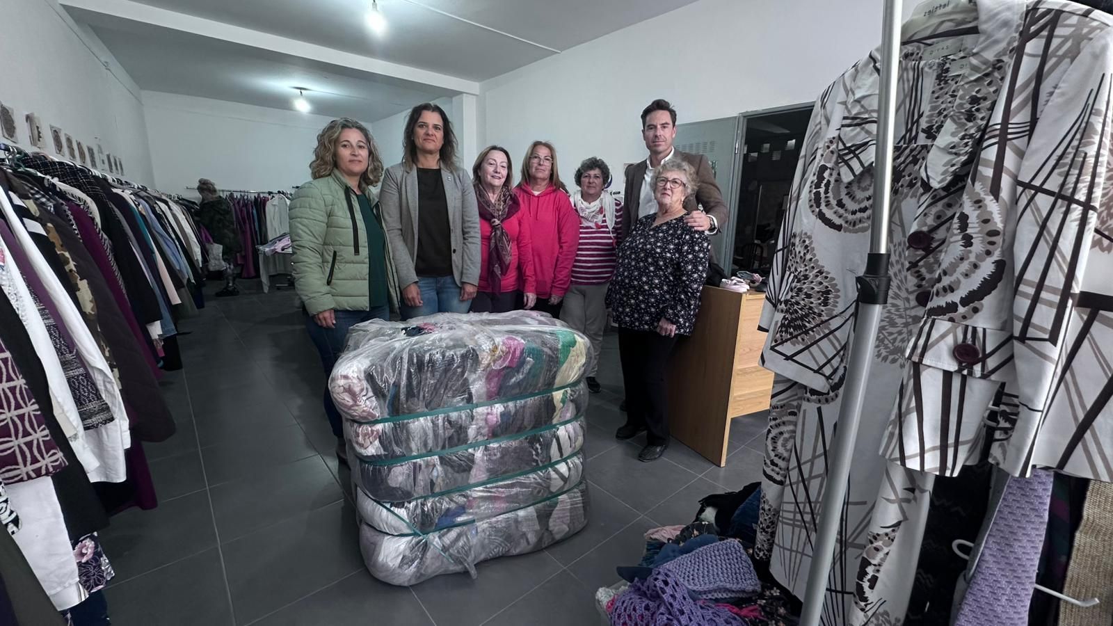 Responsables del Consorcio Sector II han entregado las prendas al ropero de Rioja.