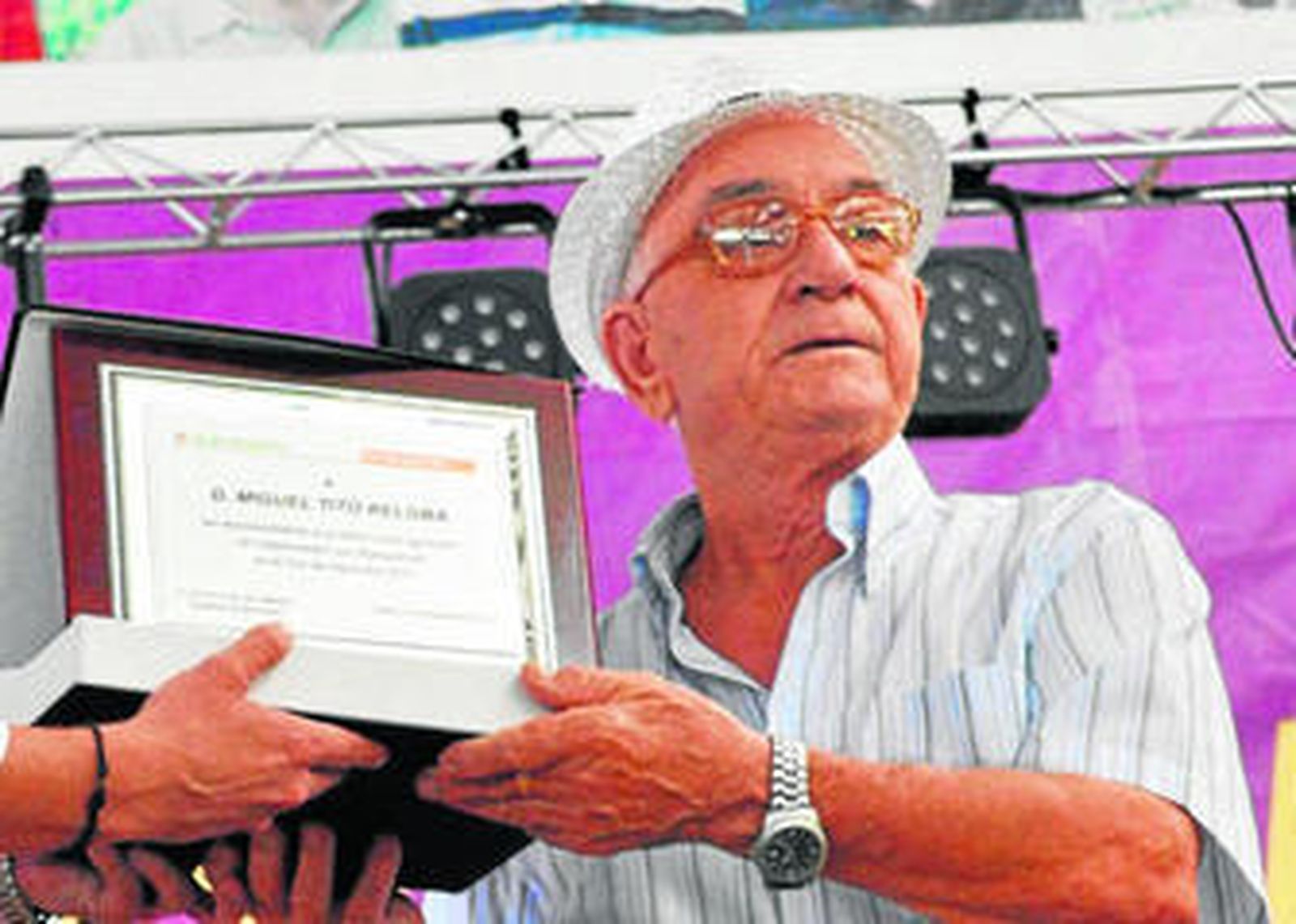 El agricultor Miguel Tito Reloba recogió el premio delante más de 2.000 compañeros.