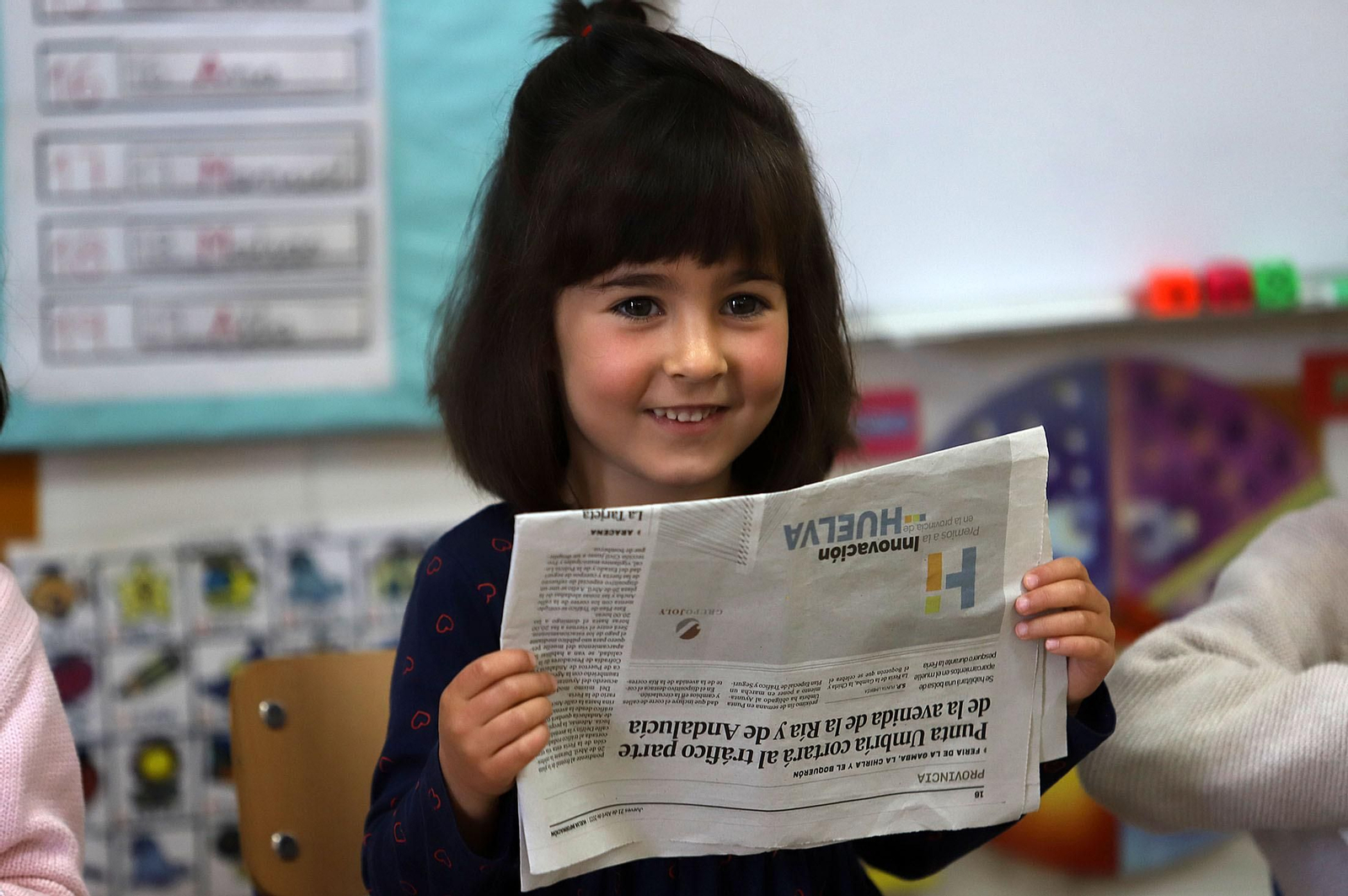 Imágenes de los alumnos de infantil de El Puntal haciendo de periodistas
