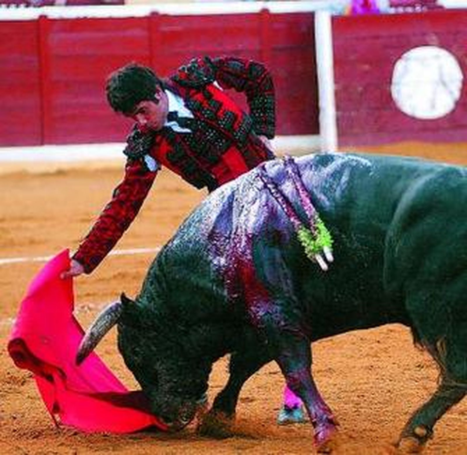 Vega toreando con la mano derecha con temple a su primero.