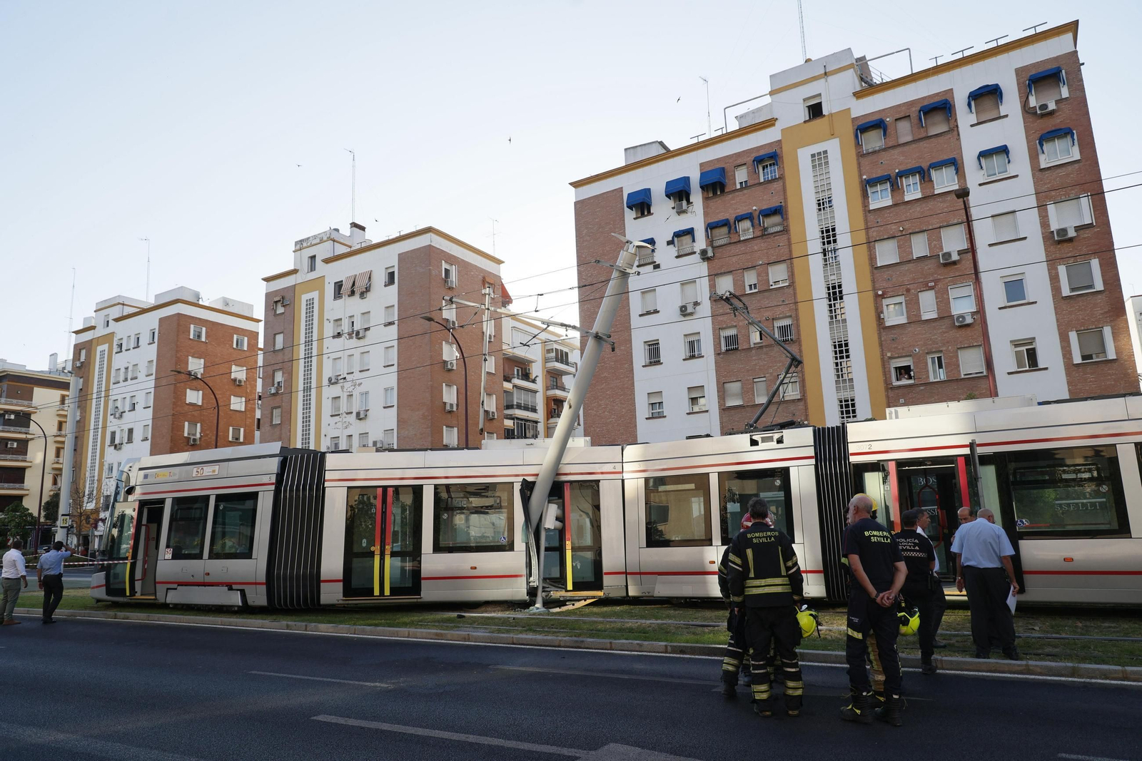 Las fotos del descarrilamiento del tranvía en la avenida de San Francisco Javier de Sevilla