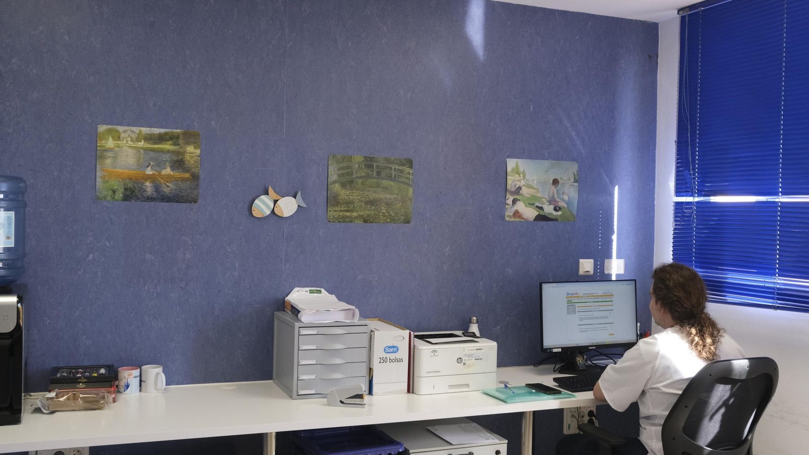 Daniel, becario del área de Infecciosas en su puesto de trabajo.