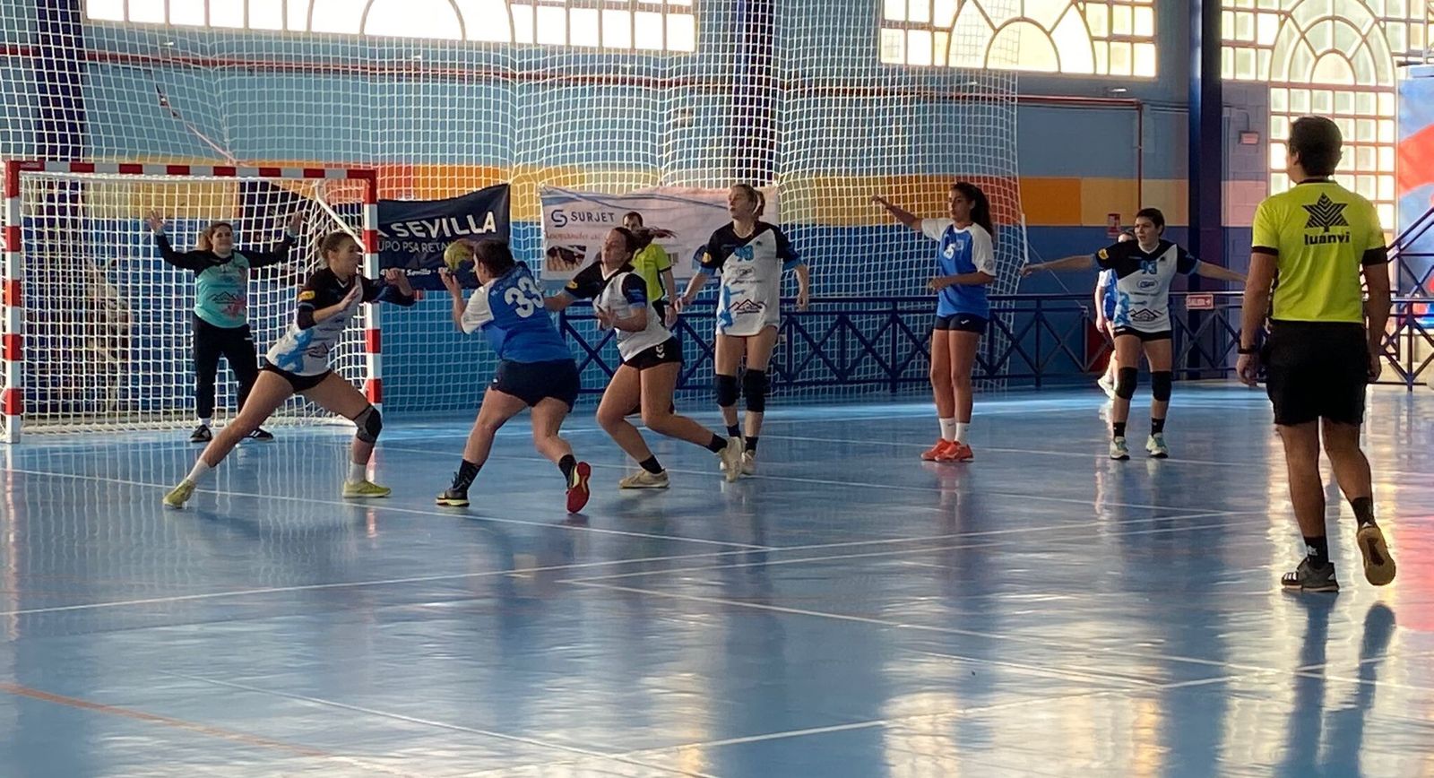 La quinteña María Gutiérrez intenta una jugada ante la ordenada defensa del BM Solúcar.