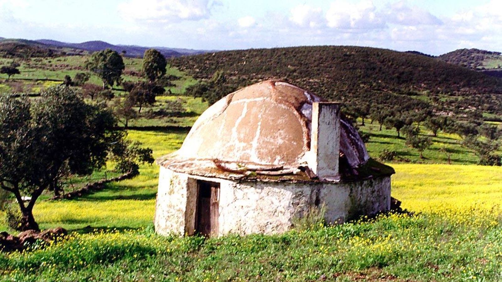 Buharda, construcción típica rural en Encinasola