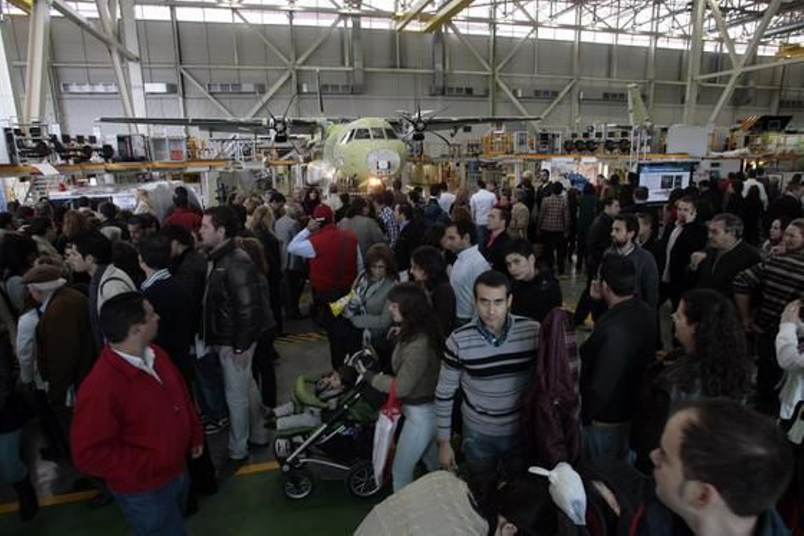 Airbus Military reunió en San Pablo y Tablada a 30.000 familiares y amigos de sus empleados en el denominado Día de la Familia, en el que visitaron las instalaciones de la empresa y diferentes aviones.  Foto: Juan Carlos Muñoz