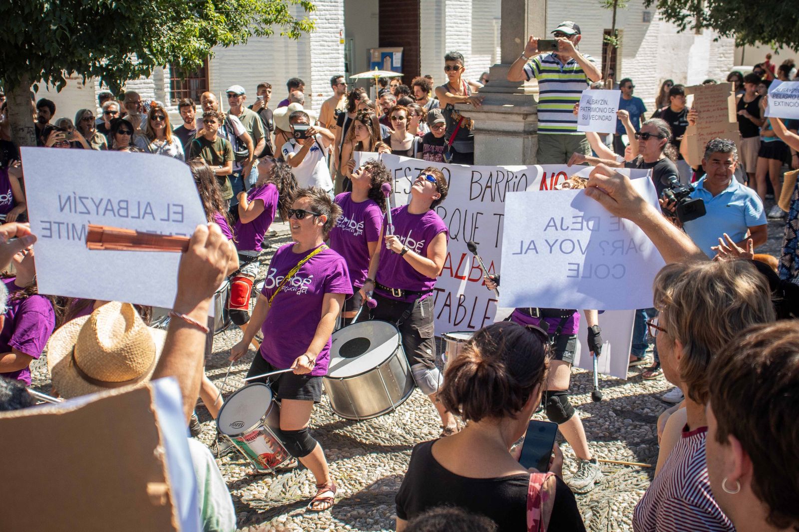 Las mejores imágenes: Vecinos del Albaicín exigen un turismo regulado en Granada
