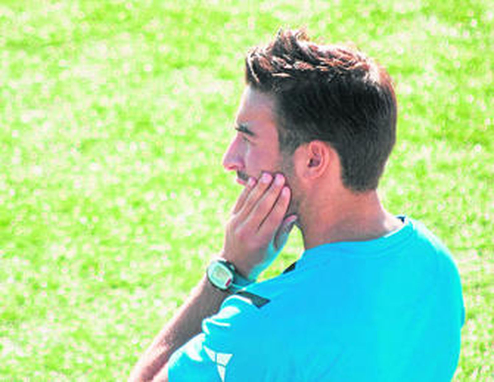 Miguel Chamorro se toca la cara mientras observa el trabajo de los jugadores en un entrenamiento.