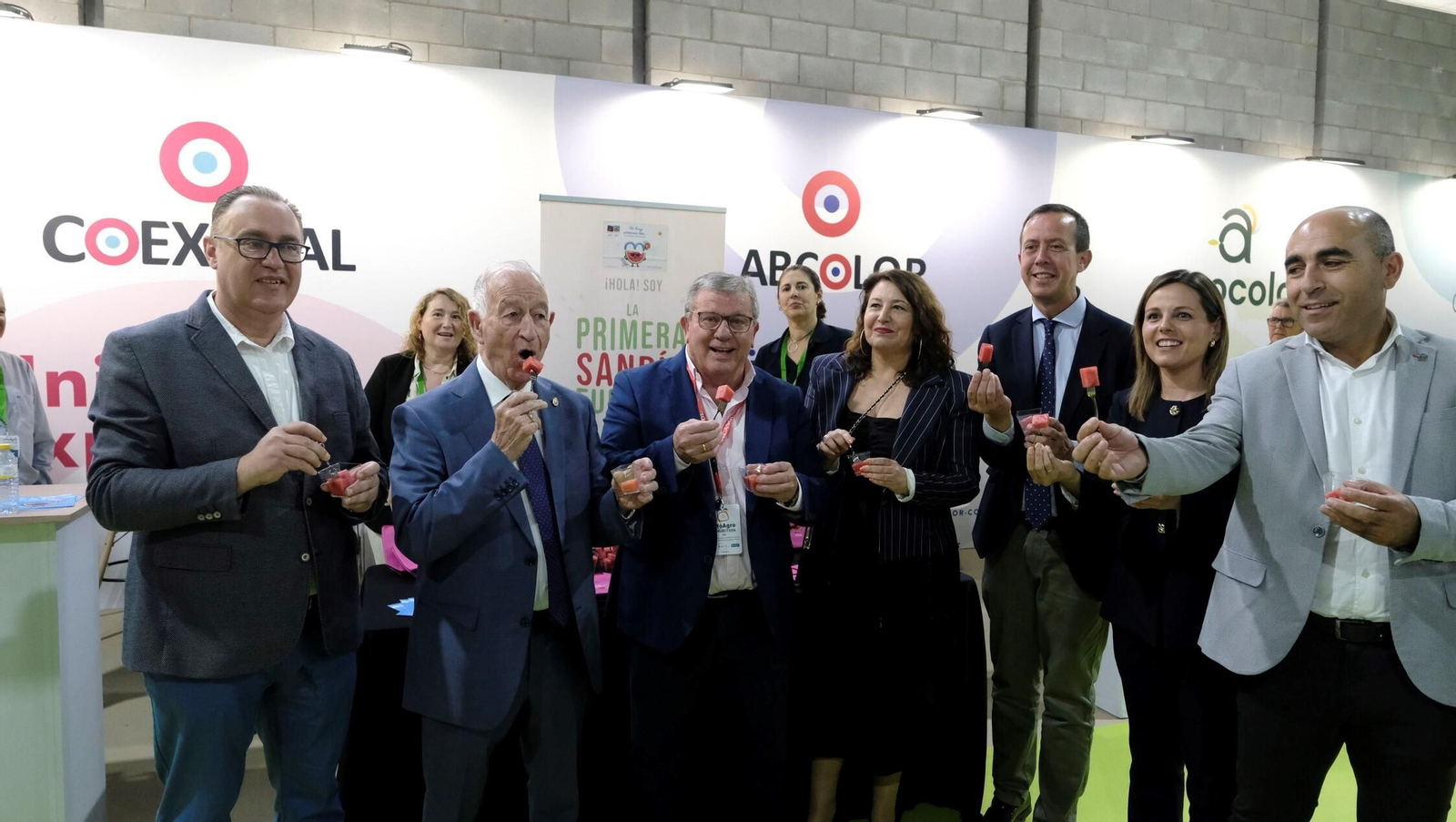 Rodrigo González, Gabriel Amat, Juan Antonio González, Carmen Crespo, José María Martín, Rocío Sánchez y Antonio Mena prueba la sandía en Coexphal.