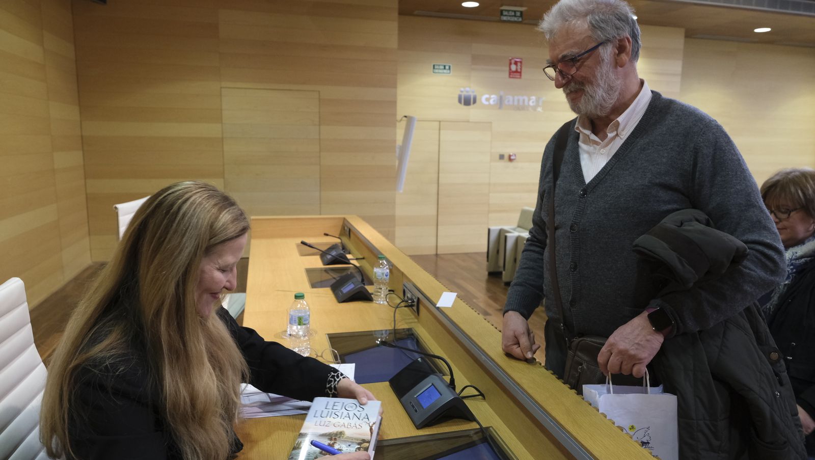 Imágenes del Diario de los Libros con la escritora ganadora del Premio Planeta 2022, Luz Gabás