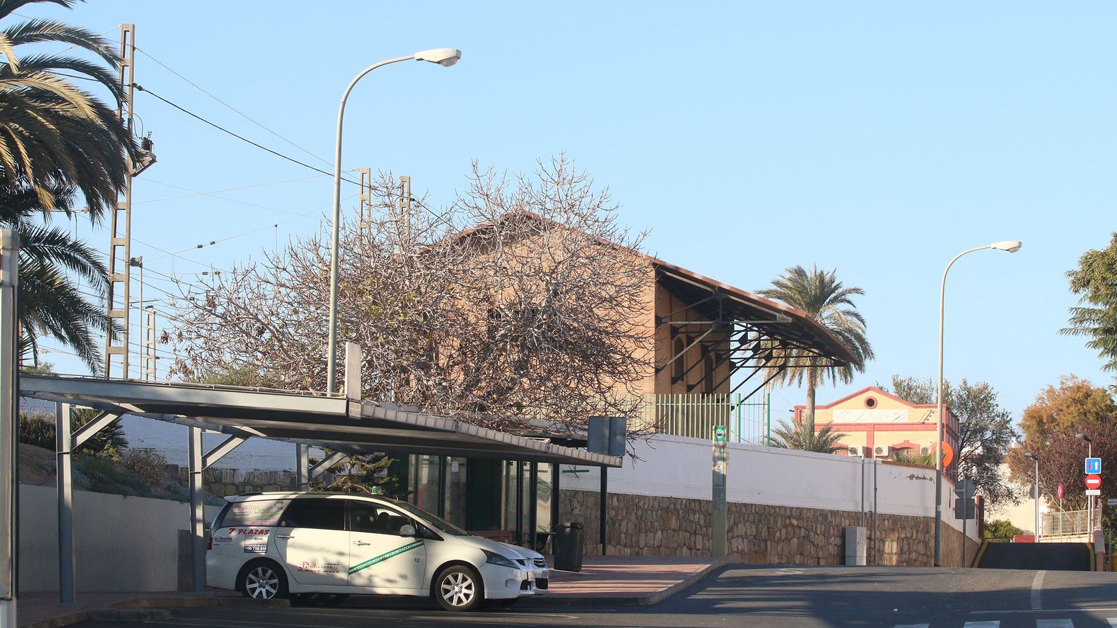 Parada de taxis de Huércal de Almería; al fondo, la Estación de Huércal-Viator