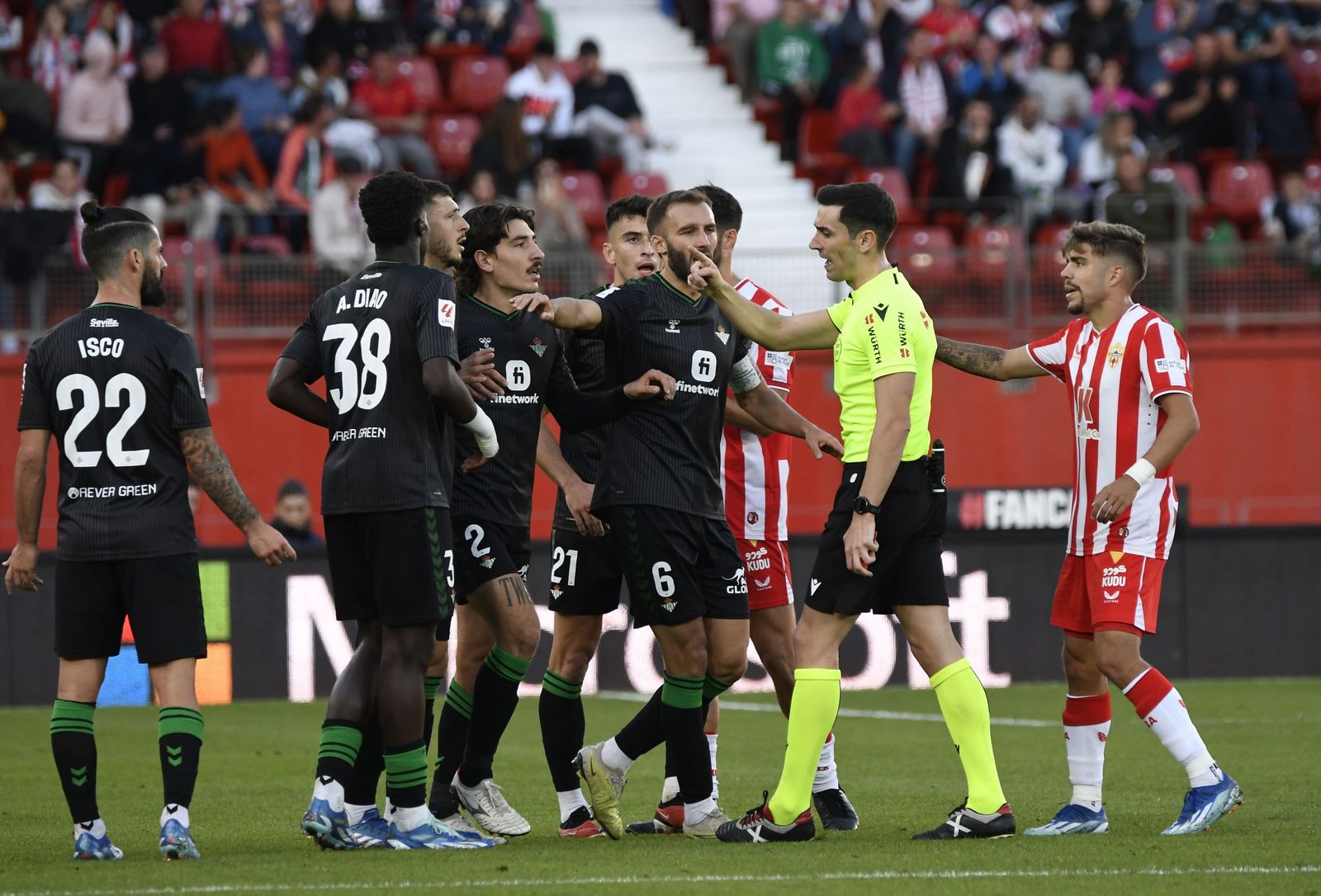 Miinuto 27, momento clave: Muñiz Ortiz expulsa a Bellerín por entrar con los tacos a Embarba.