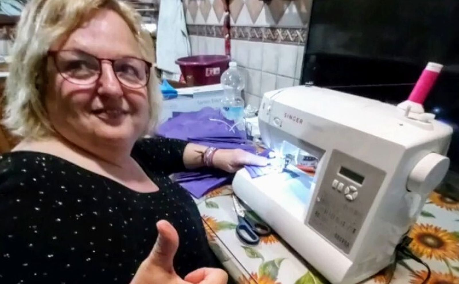 Más de medio centenar de mujeres de Trebujena están confeccionando en sus casas mascarillas para personal sanitario de distintas poblaciones de Andalucía.