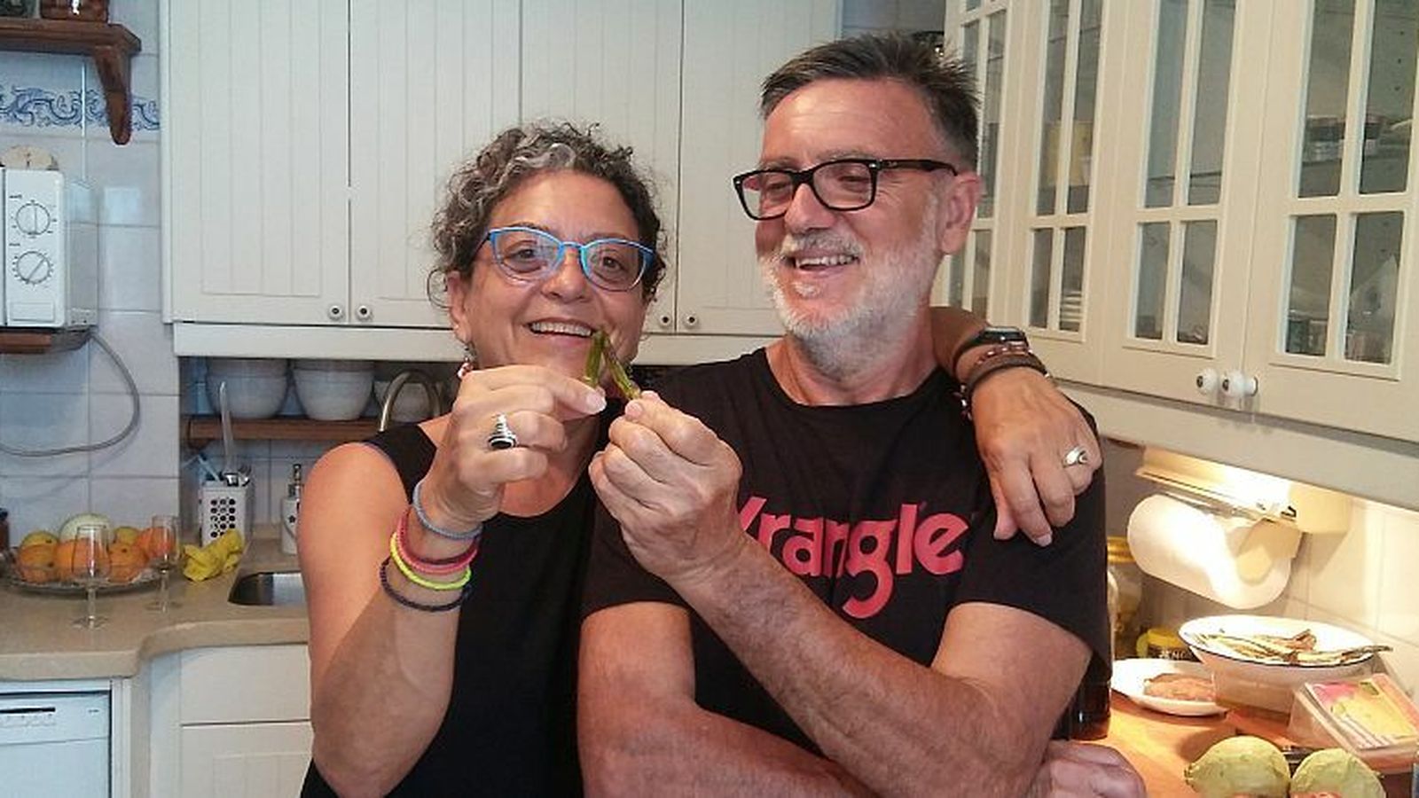 Leonor y Casimiro 'brindan' con okras.