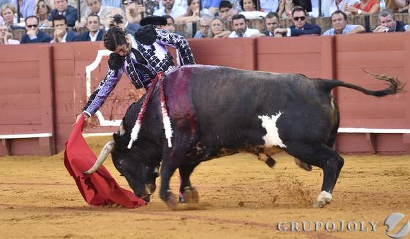 Morante de la Puebla en el primer toro./ Juan Carlos Vázquez